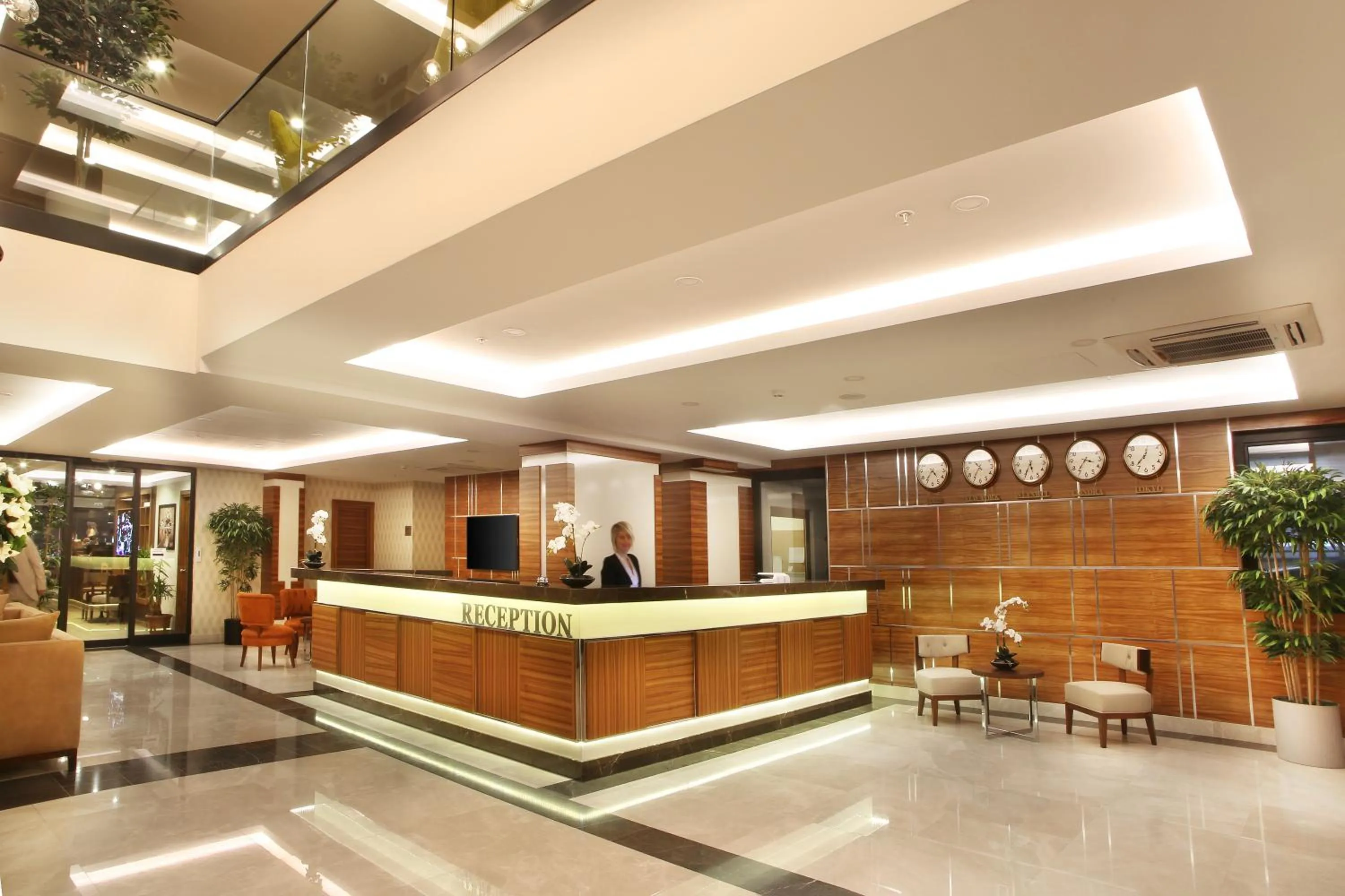 Communal lounge/ TV room in Mard-inn Hotel