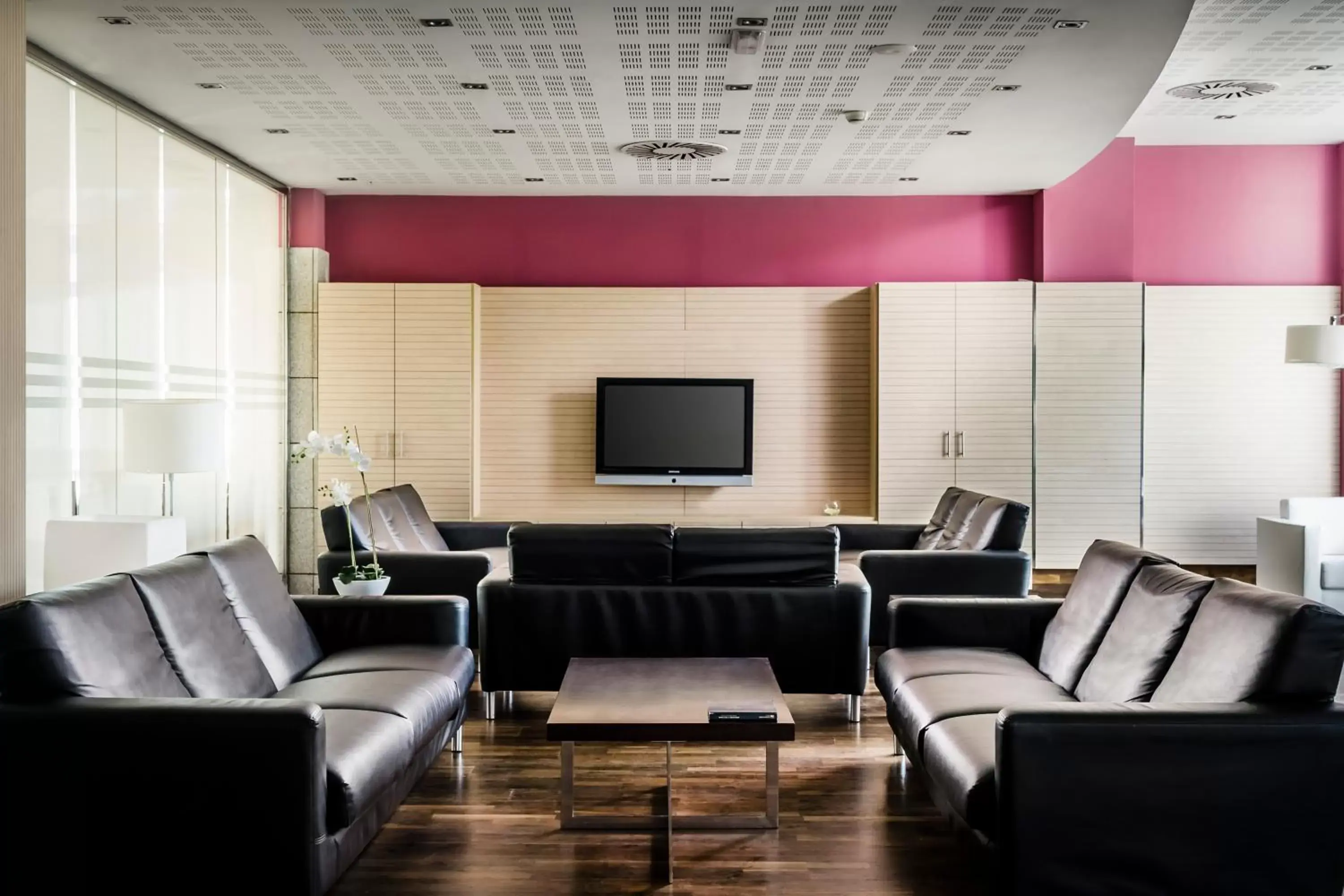 Communal lounge/ TV room in Eurostars Reina Felicia