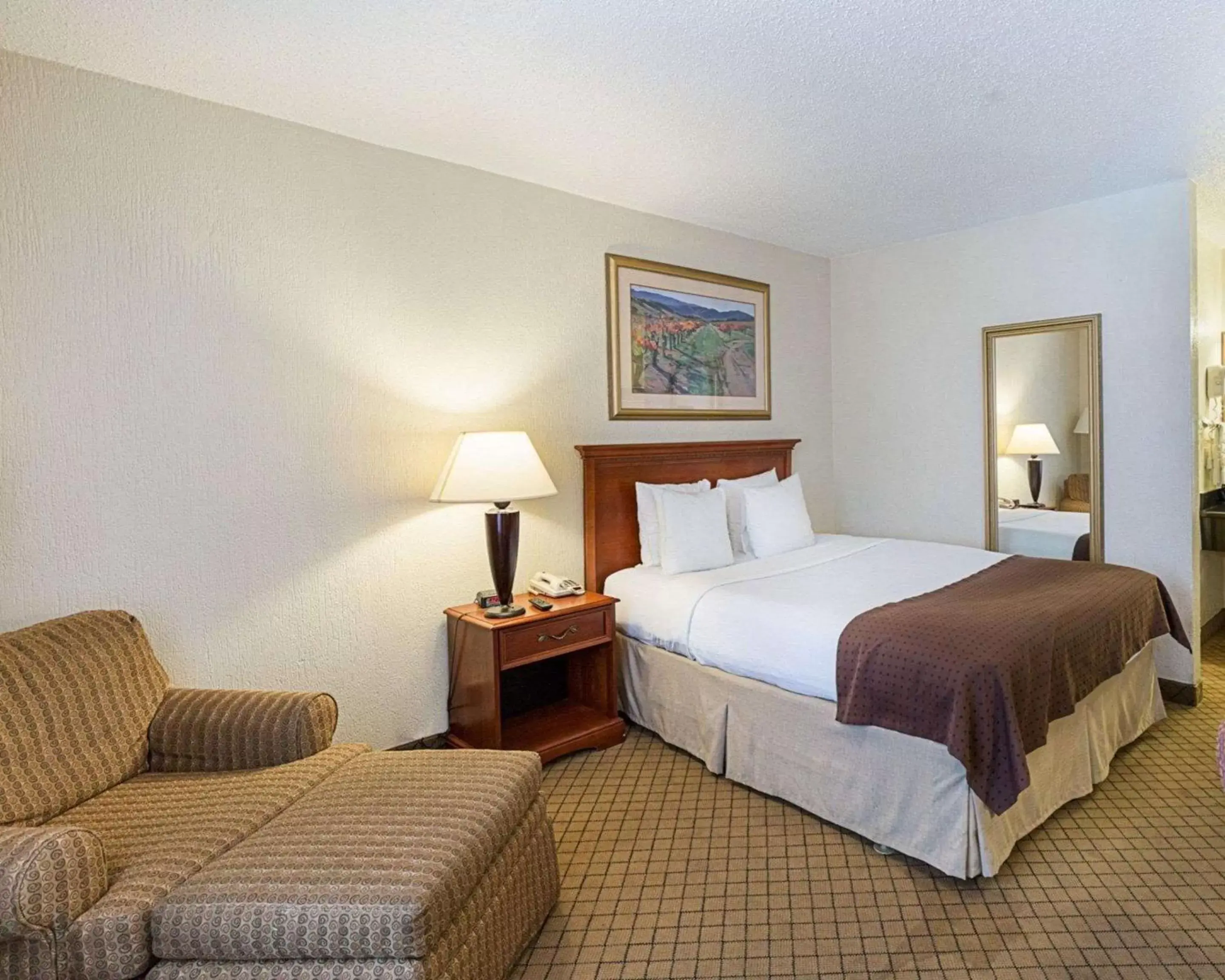 Photo of the whole room, Bed in GreenTree Hotel & Extended Stay I-10 FWY Houston, Channelview, Baytown