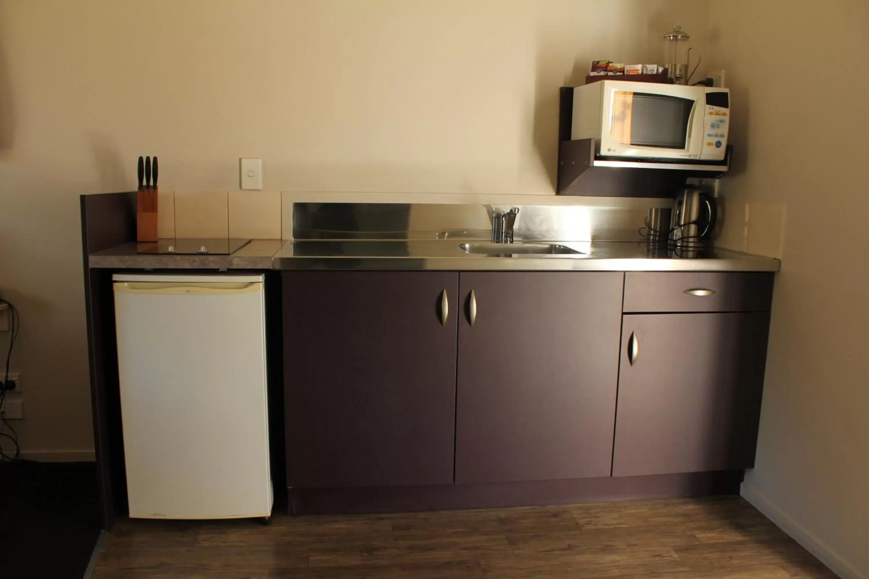 Kitchen/Kitchenette in Anchor Lodge Motel