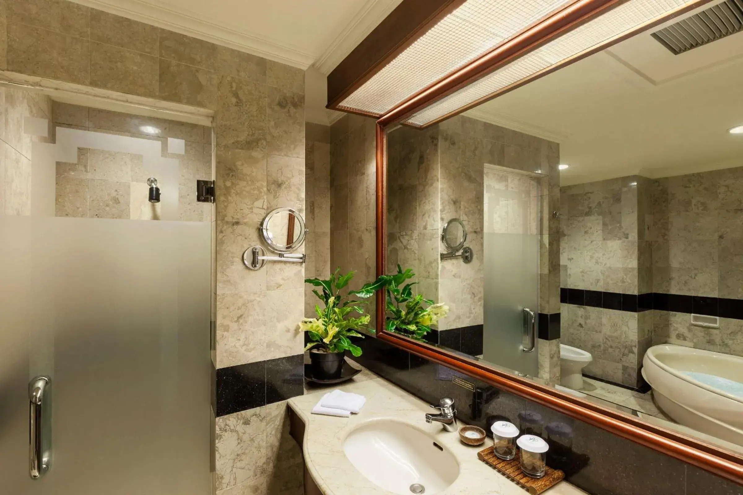 Bathroom in Prime Plaza Hotel Purwakarta