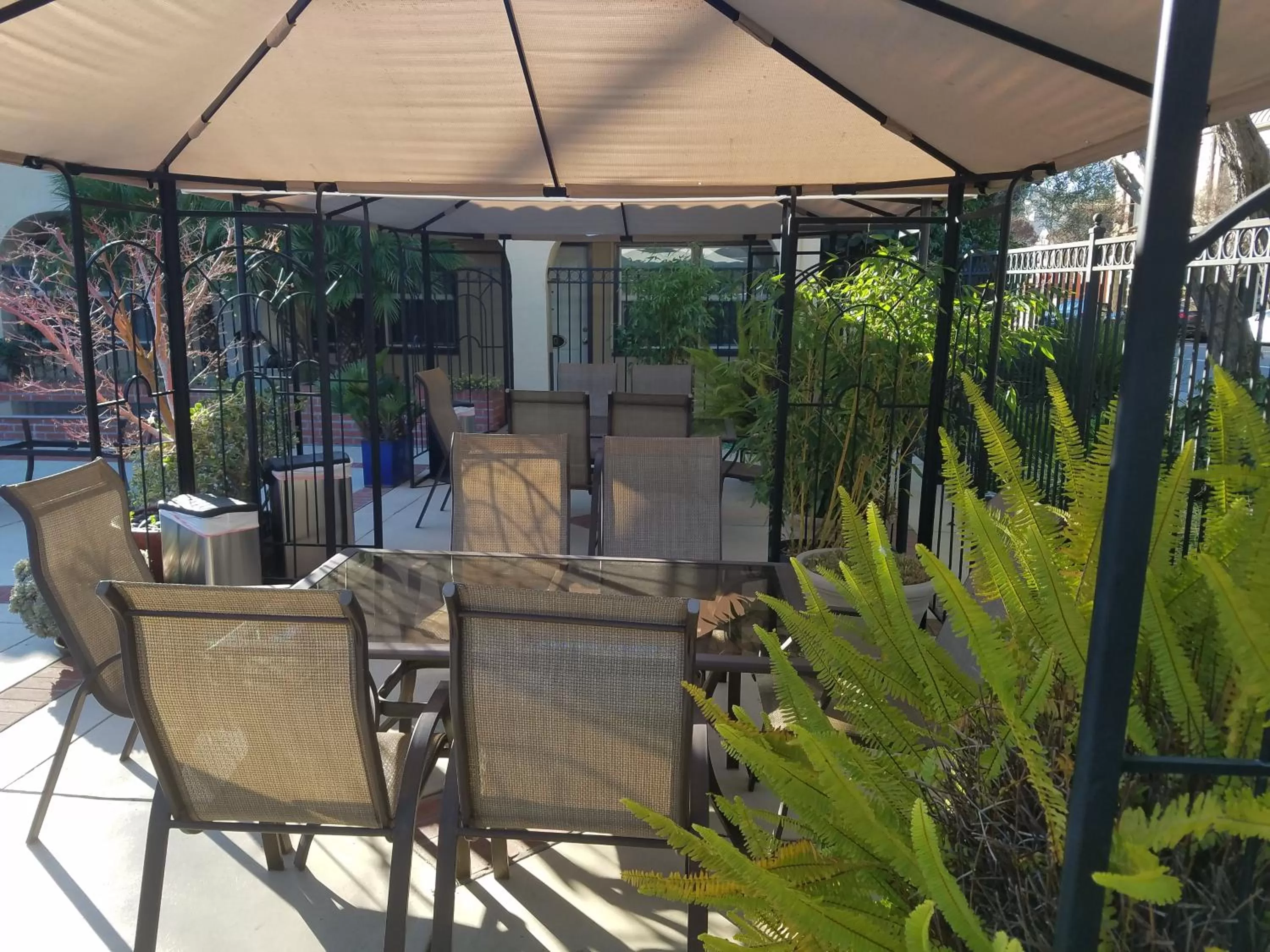 Patio in Los Gatos Garden Inn Hotel
