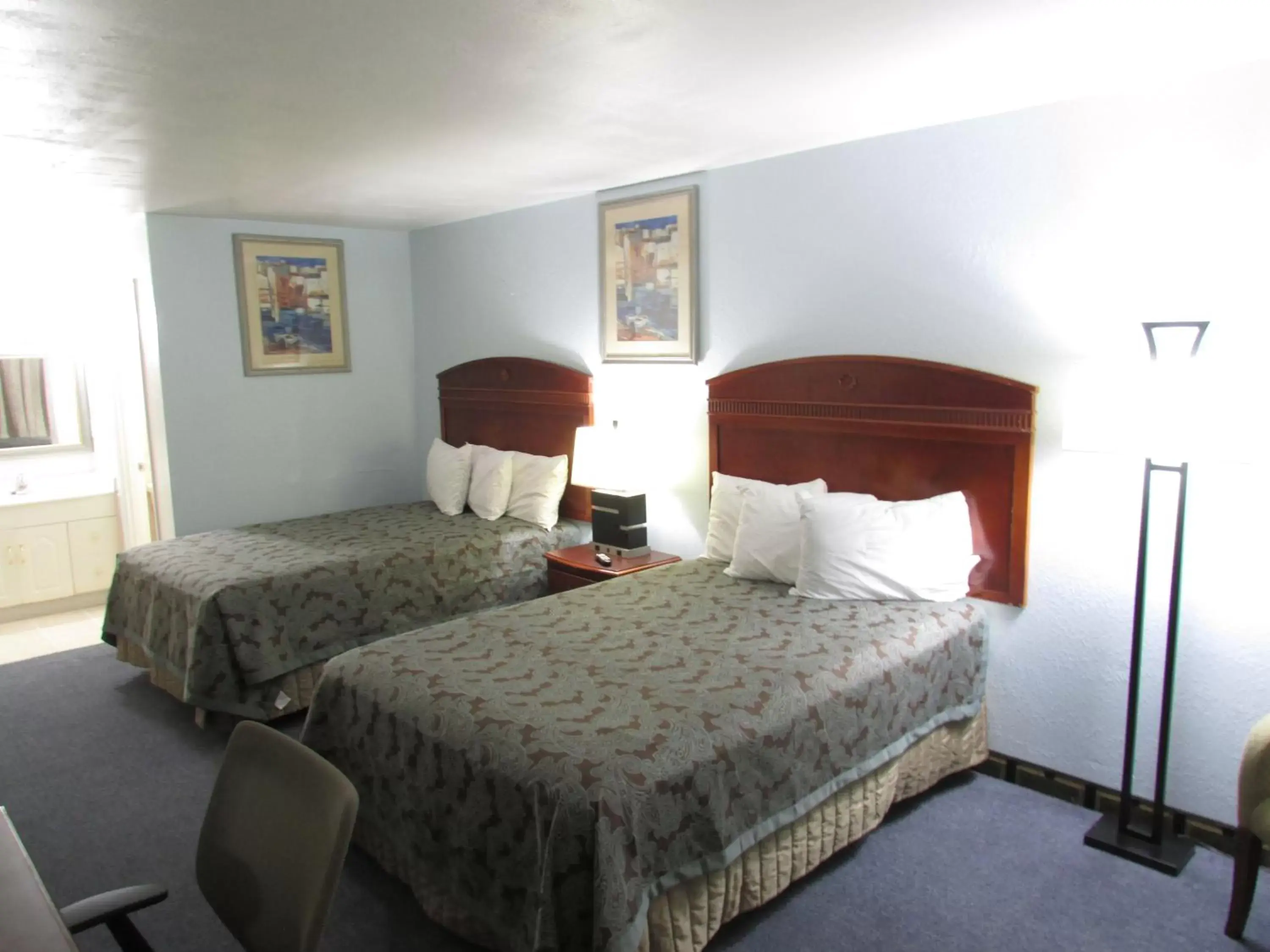 Bed in Parsons Inn and Extended Stay