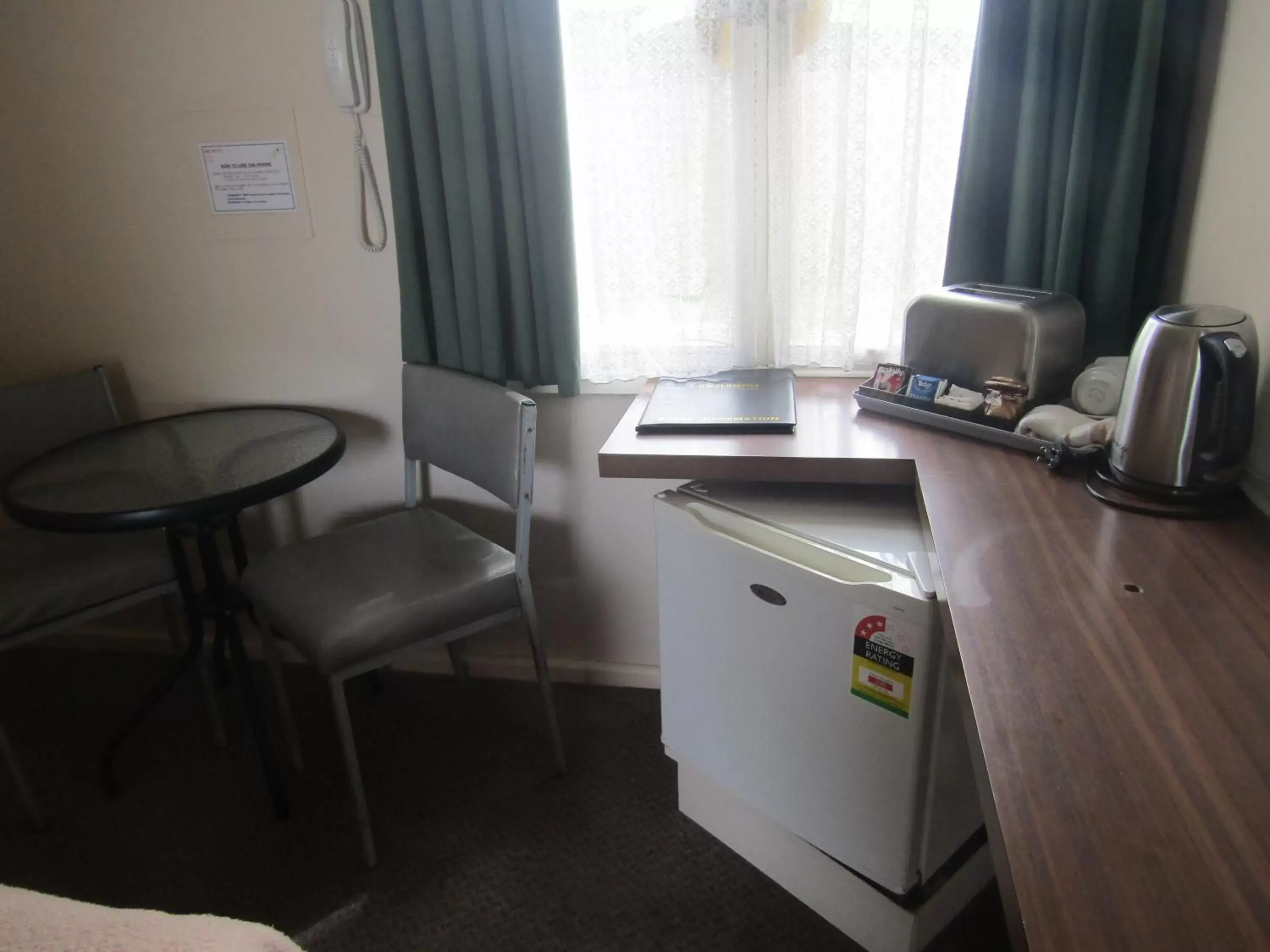 Coffee/tea facilities, Kitchen/Kitchenette in Twin City Motor Inn