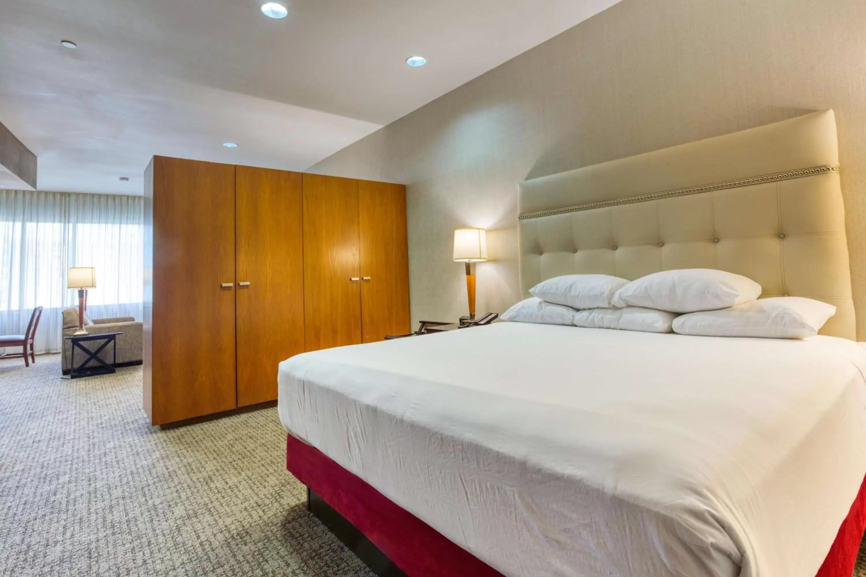 Photo of the whole room, Bed in Drury Plaza Hotel San Antonio Riverwalk