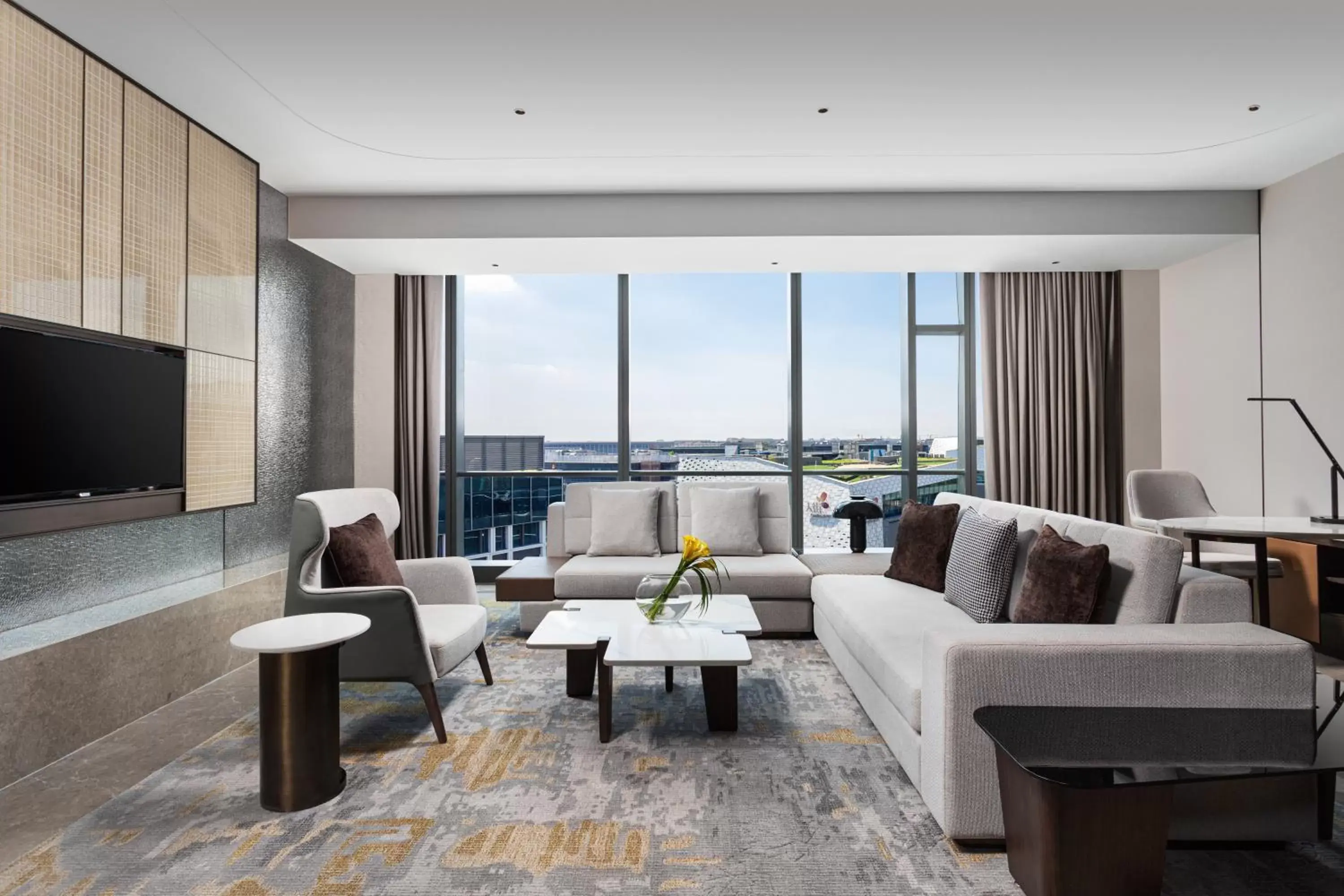 Living room, Seating Area in Crowne Plaza Shanghai Hongqiao, an IHG Hotel