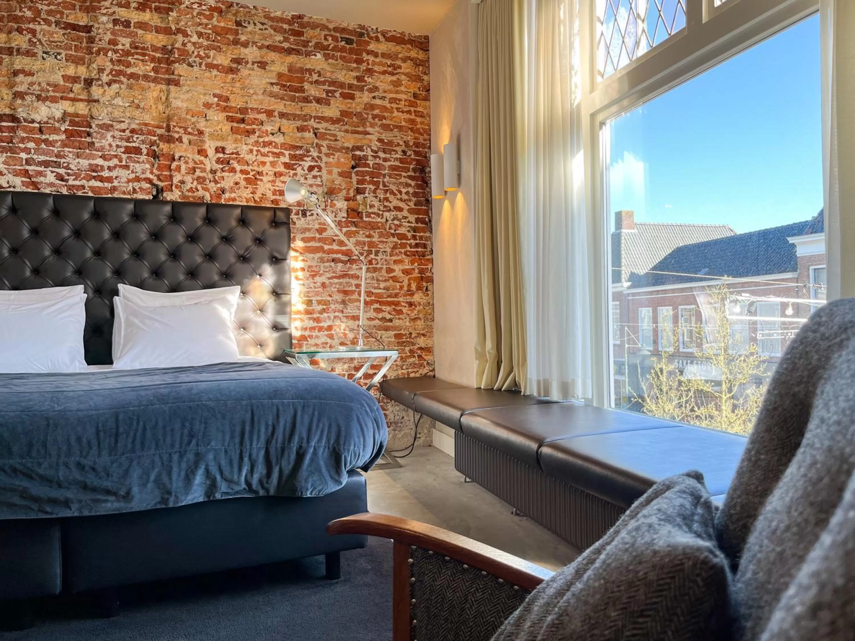 Photo of the whole room, Bed in Van der Gang Suites uniek design in hartje Dokkum