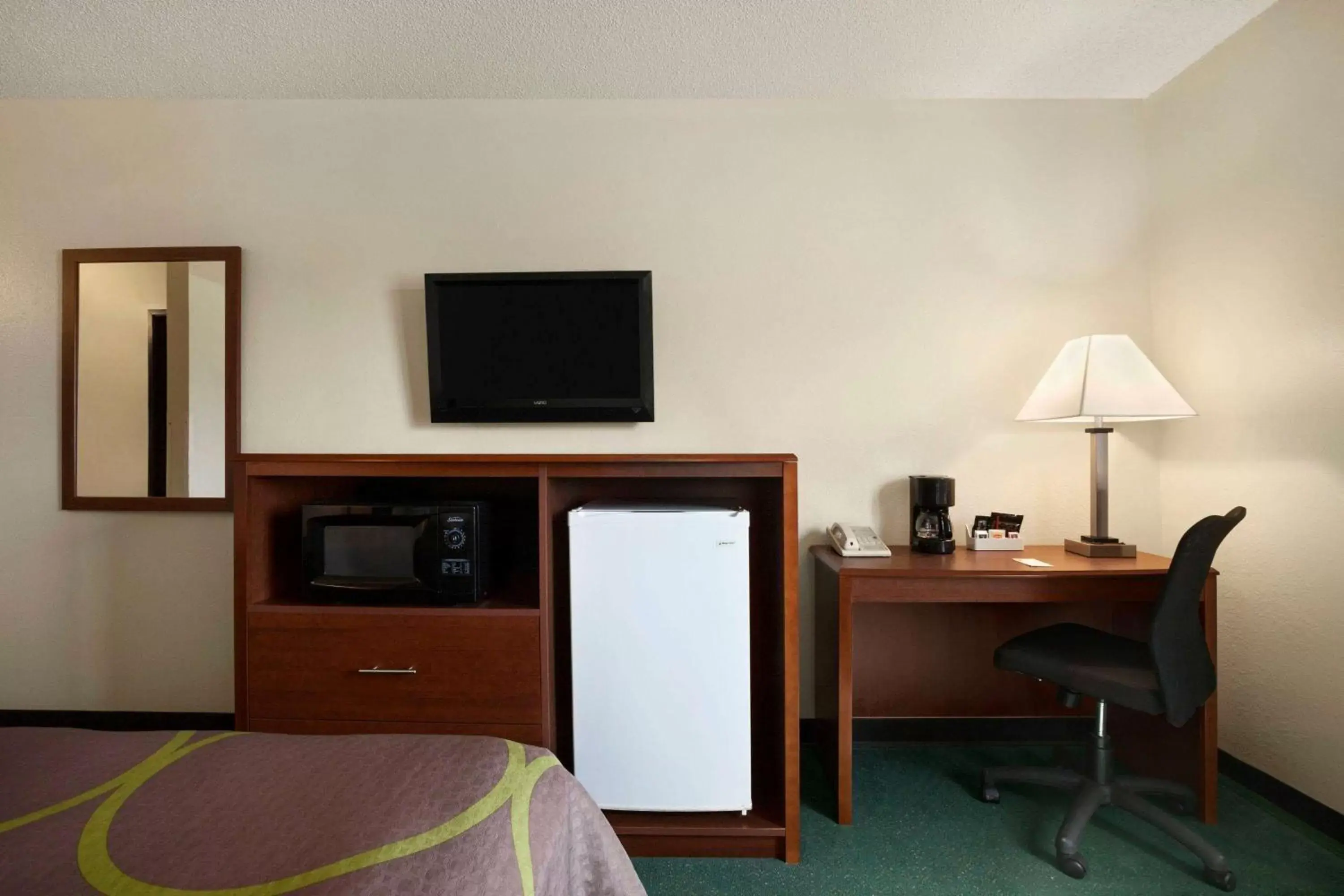 Photo of the whole room, TV/Entertainment Center in Super 8 by Wyndham Concordia