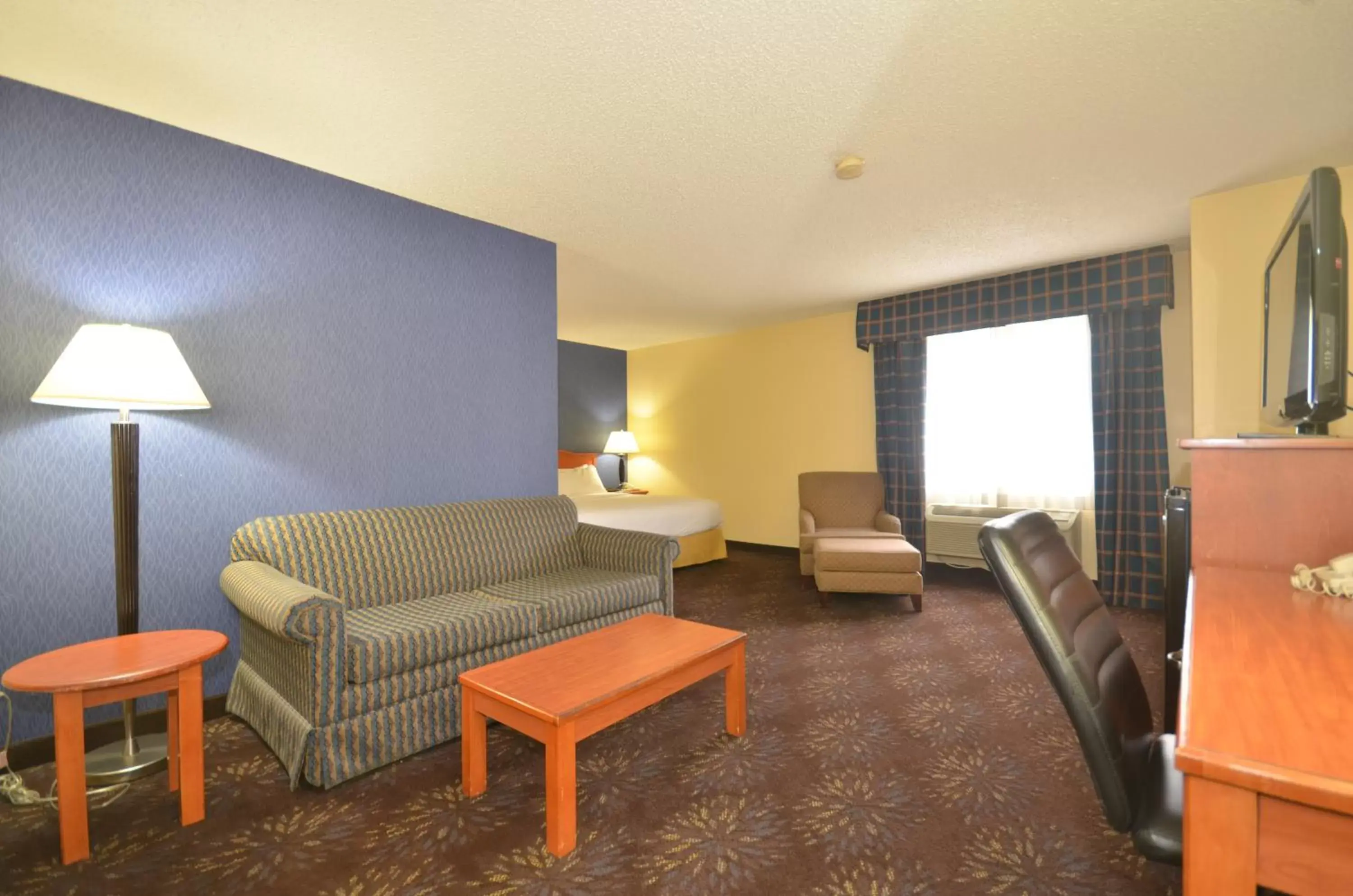 Living room, Seating Area in Ramada by Wyndham Santa Fe