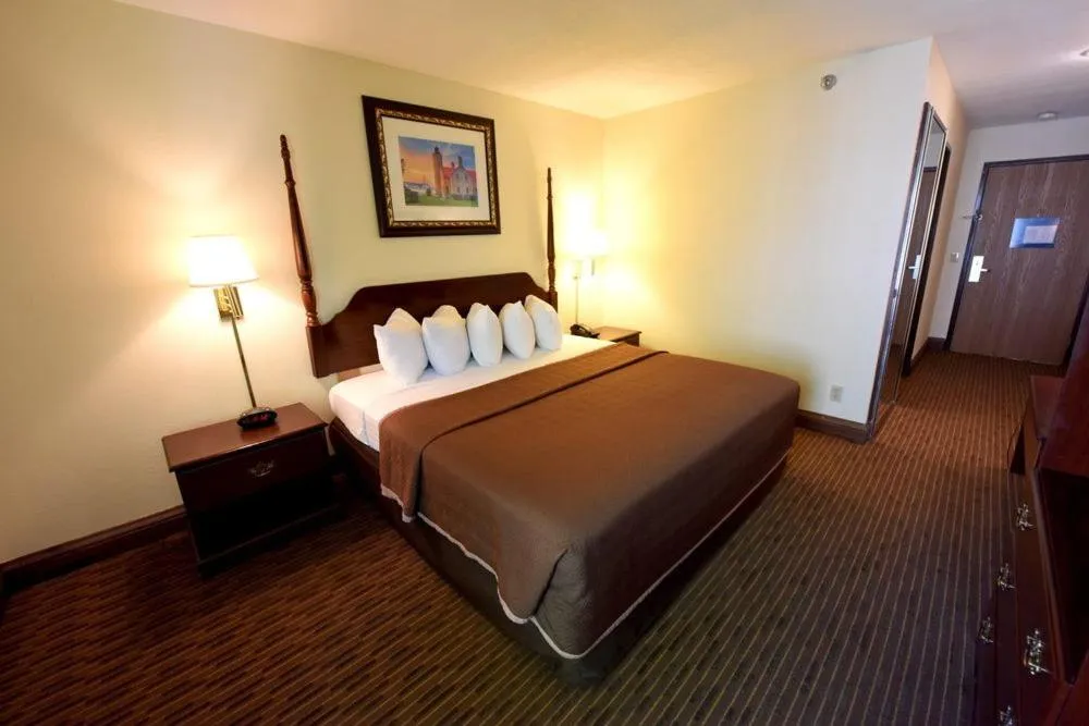 Bed in Bayside Hotel of Mackinac