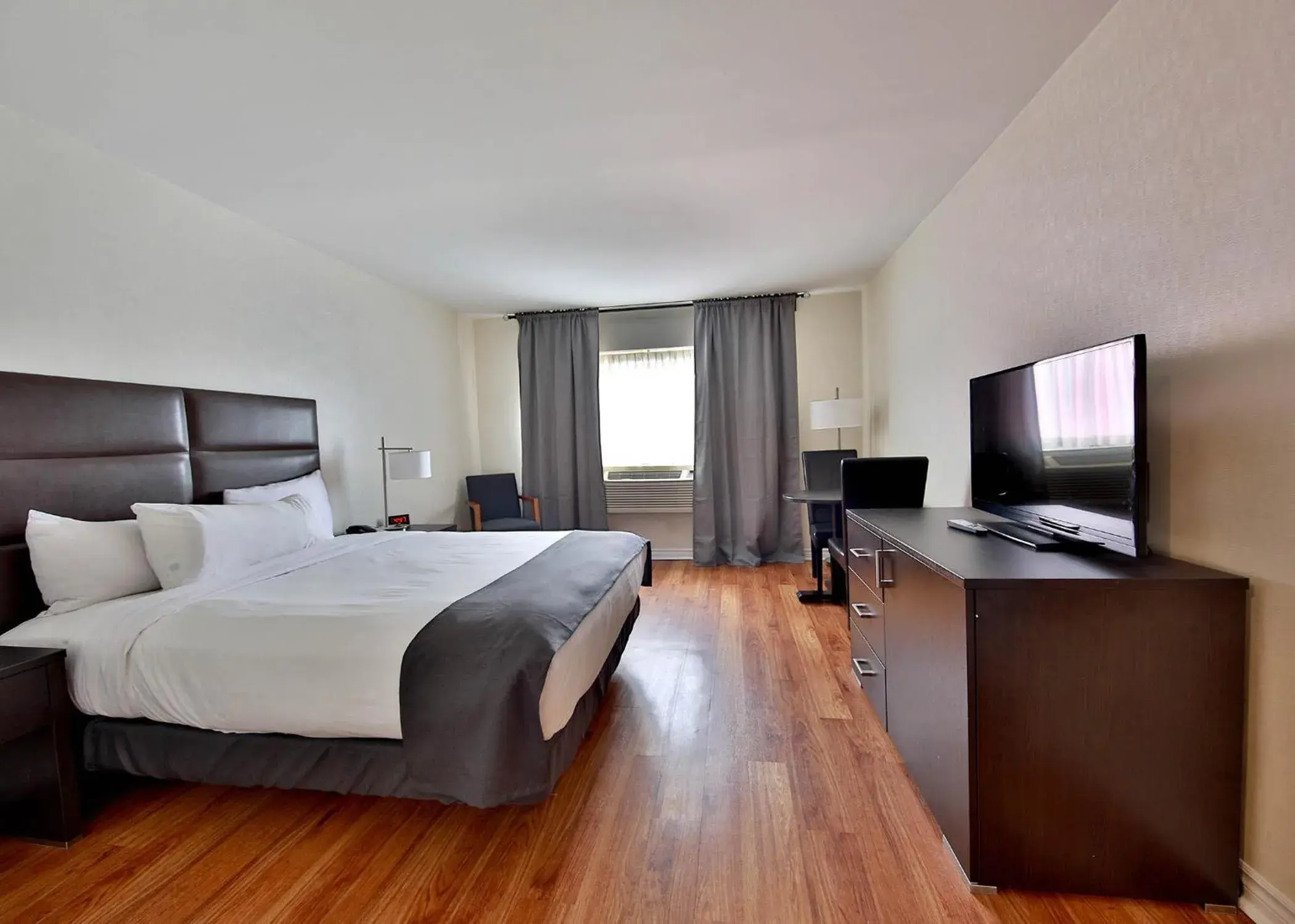 TV and multimedia, TV/Entertainment Center in Hotel Newstar Montreal