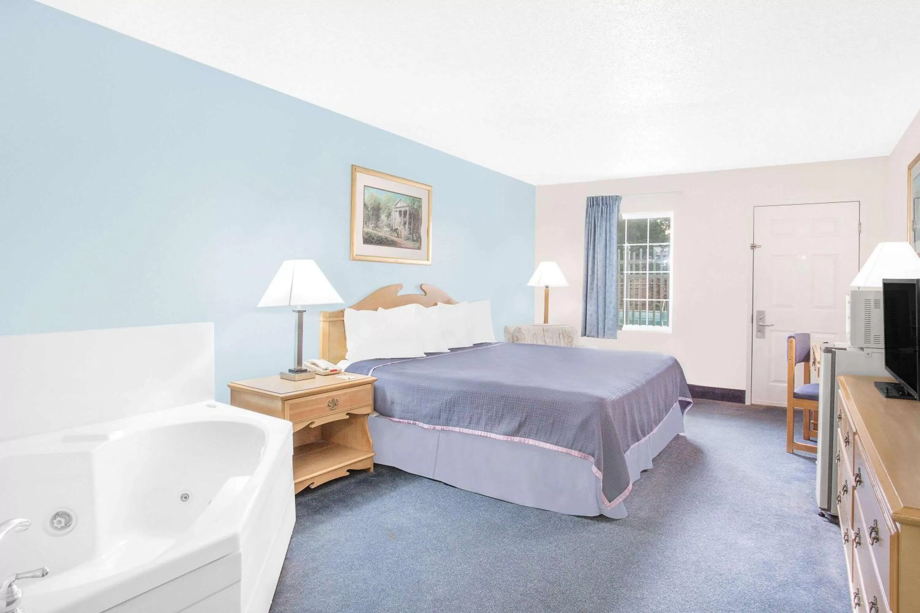 Photo of the whole room, Bed in Howard Johnson by Wyndham Staunton