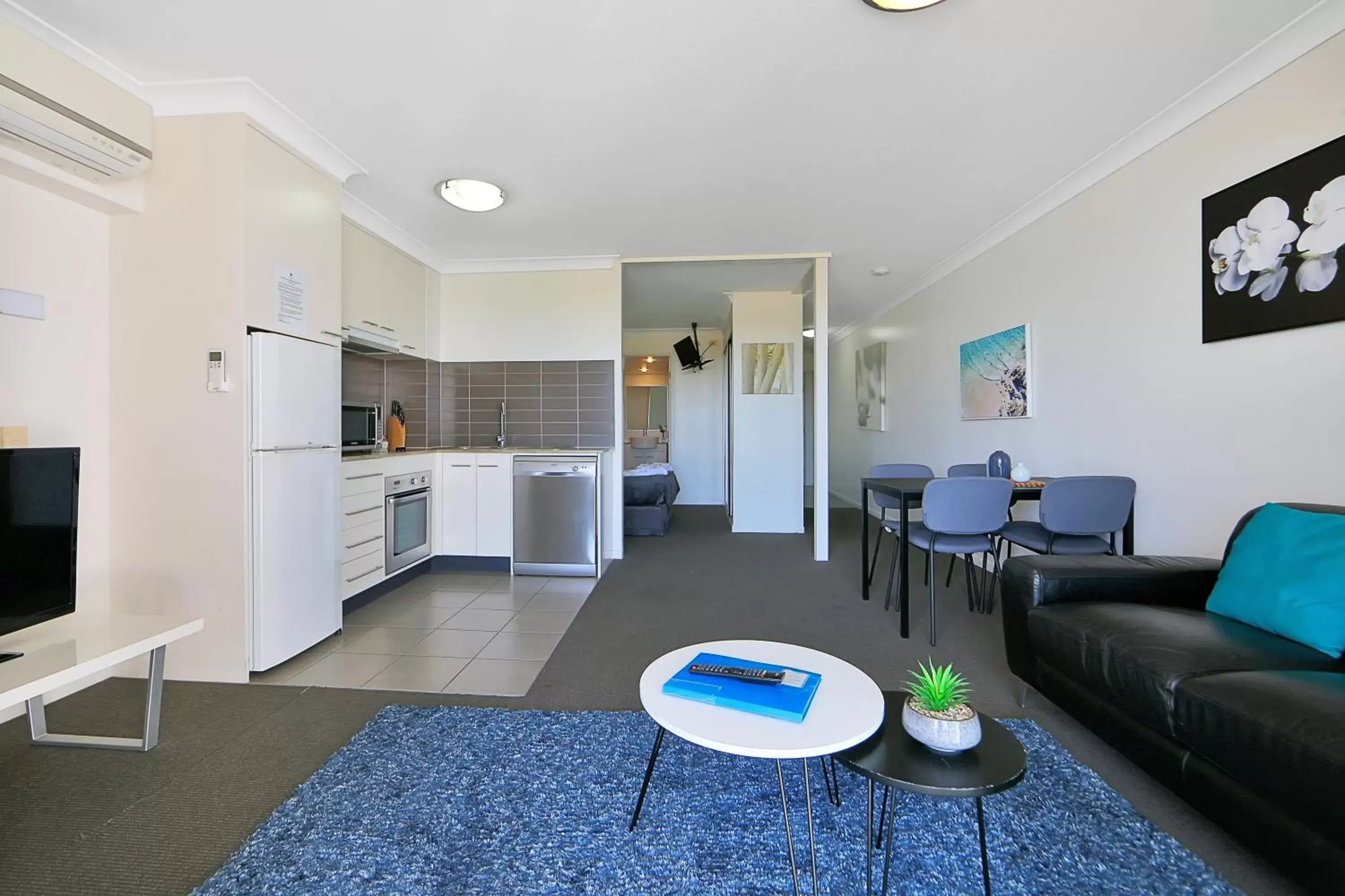 Kitchen or kitchenette, Seating Area in The Point Resort