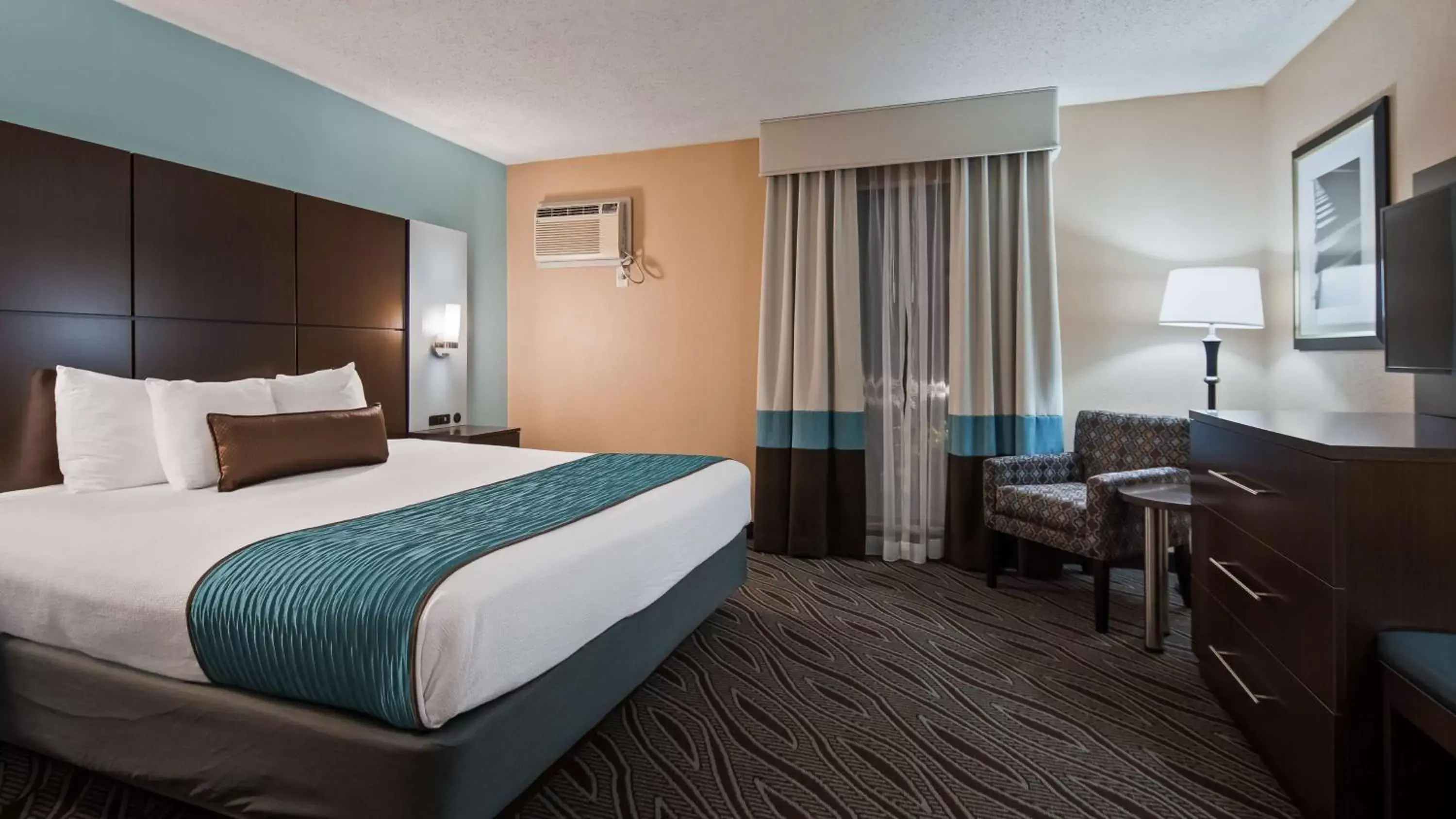 Photo of the whole room, Bed in Best Western Plus Galleria Inn & Suites