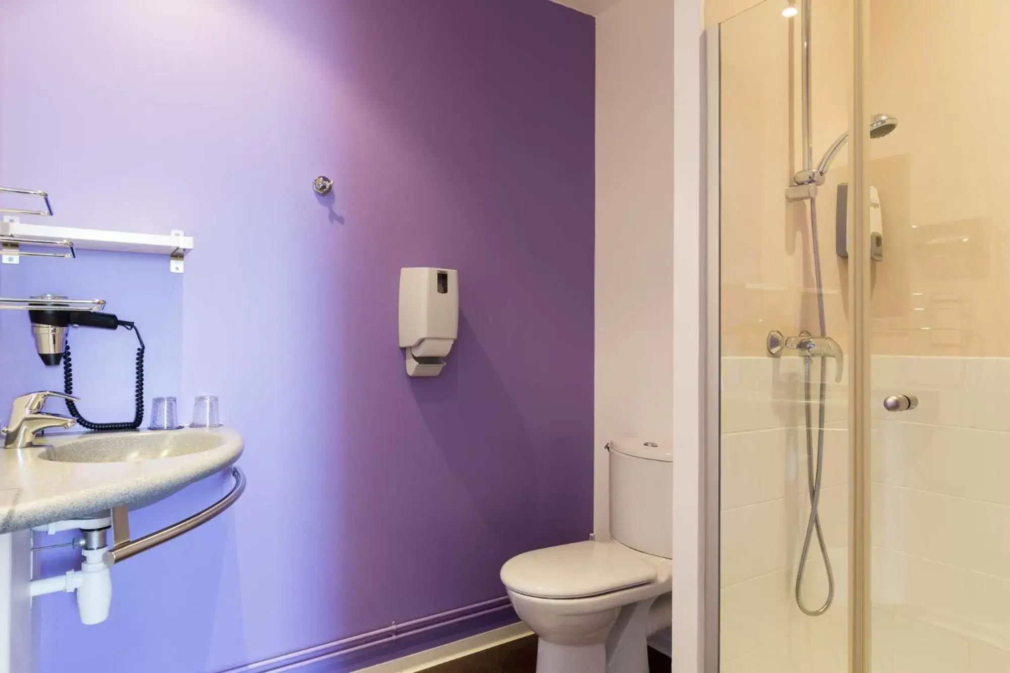 Bathroom in The Originals City, Hôtel Acadine, Le Neubourg (Inter-Hotel)