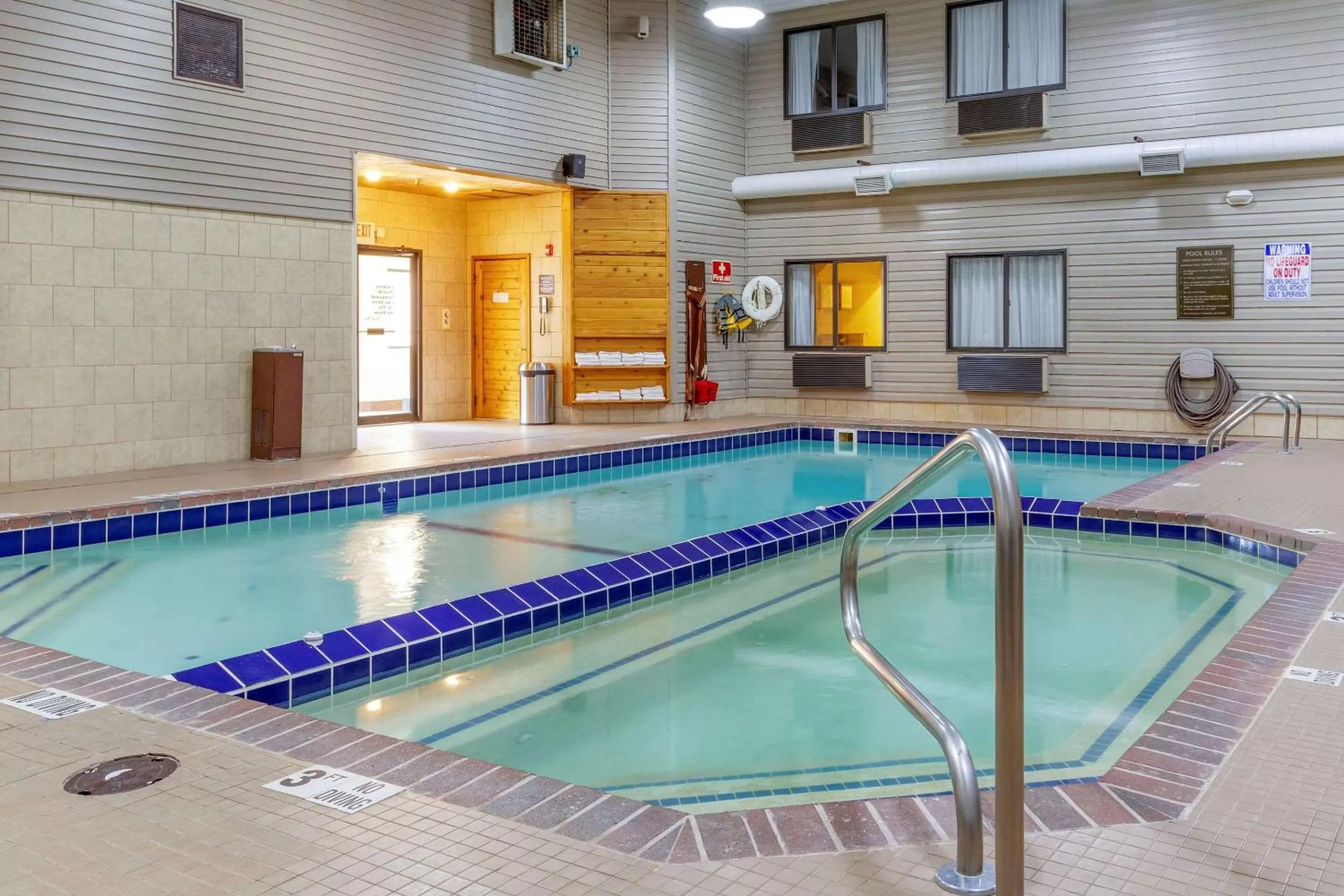 Swimming pool in Comfort Inn