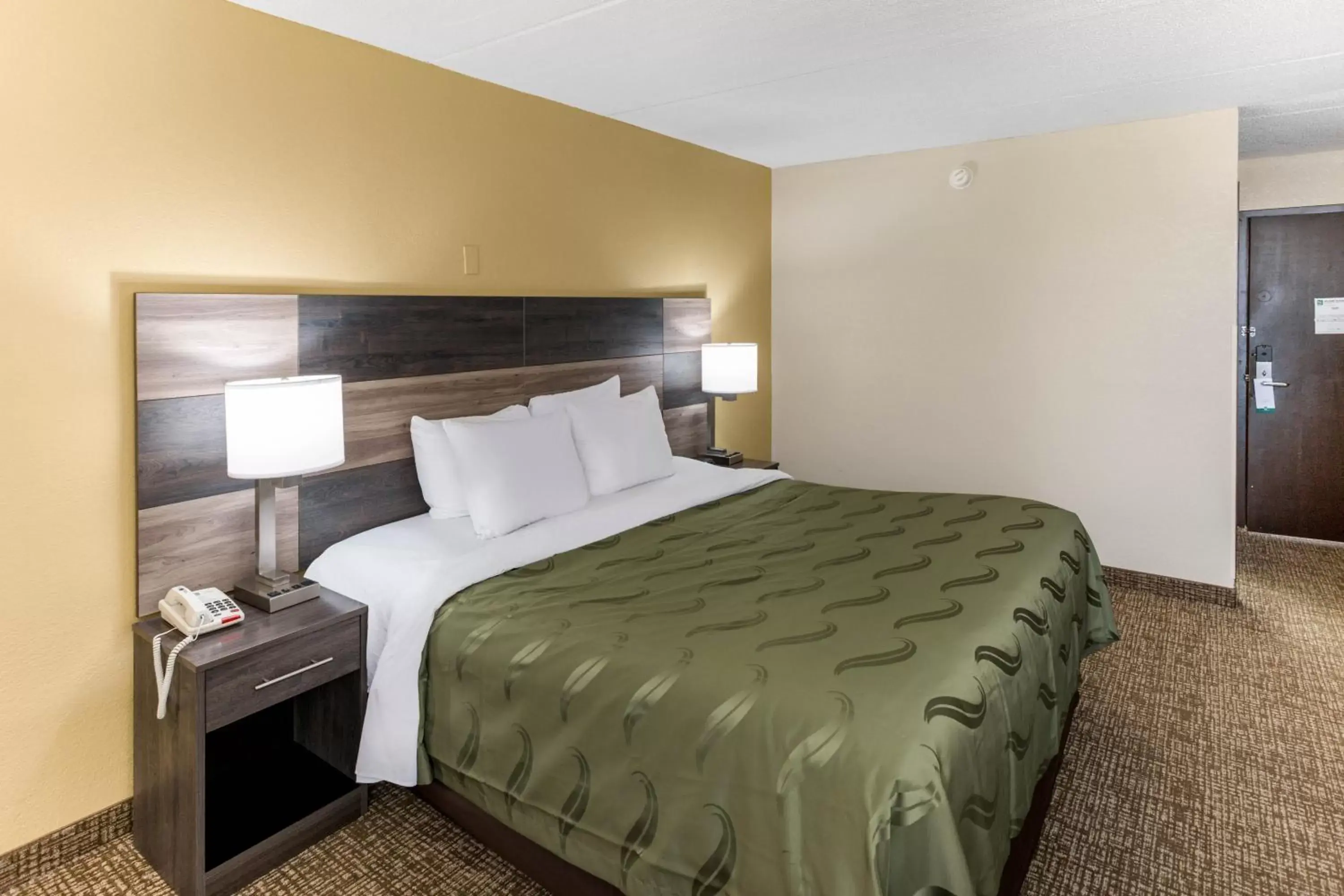 Bed in Quality Inn & Suites Plattsburgh