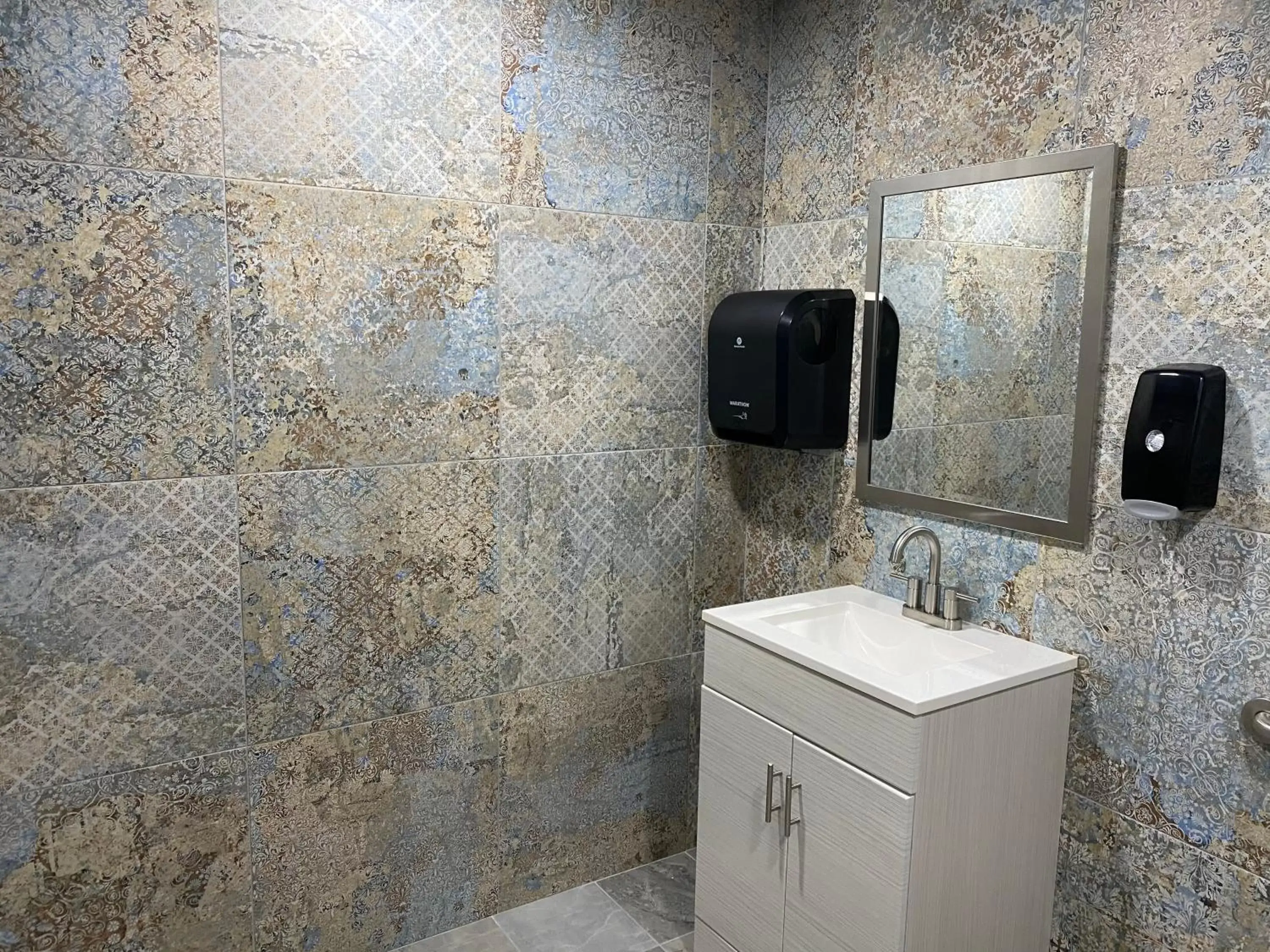Bathroom in SureStay Plus by Best Western Louisville Airport Expo