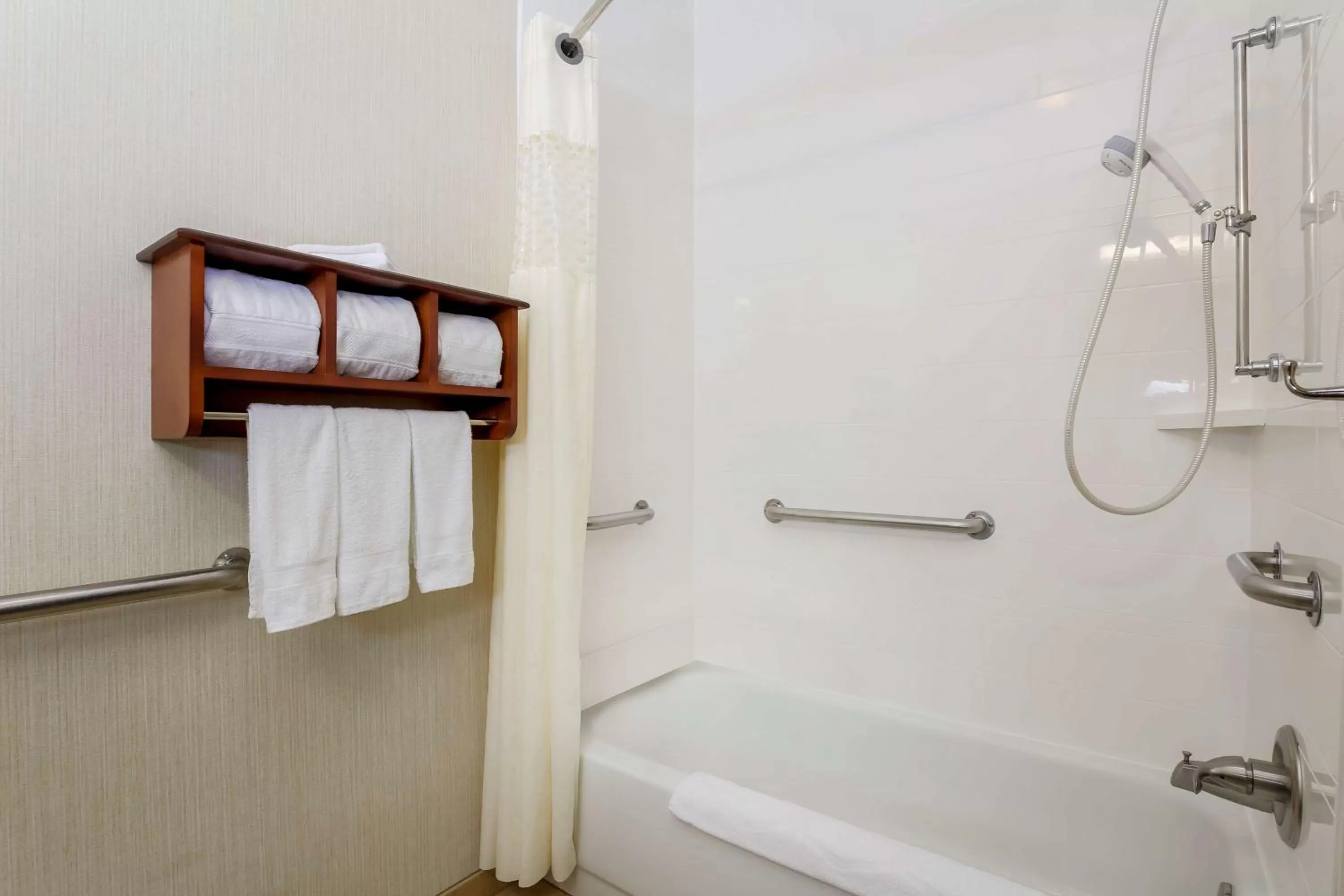 Lobby or reception, Bathroom in Hampton Inn Dayton/Fairborn