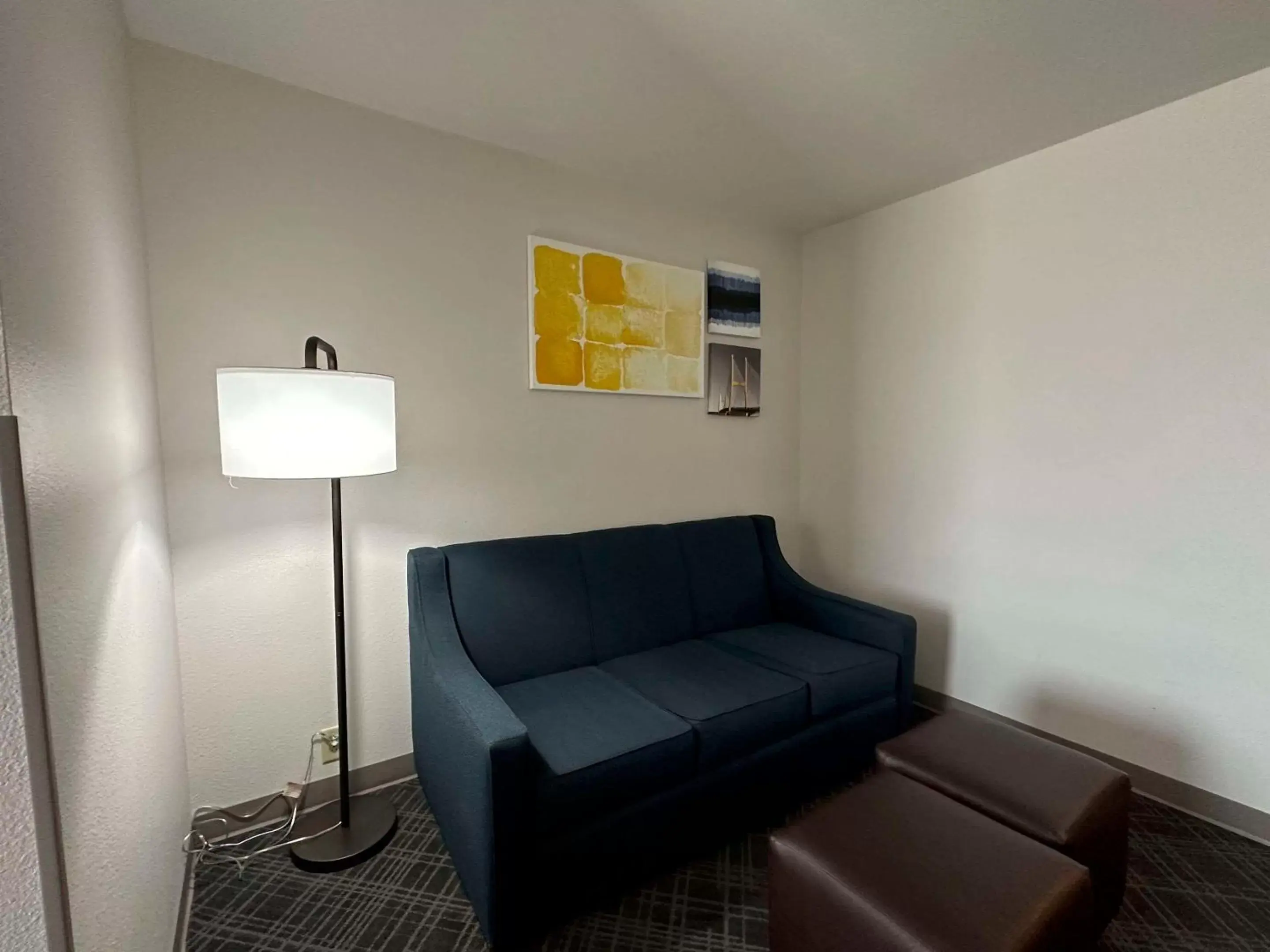 Bedroom, Seating Area in Comfort Suites Jackson - Cape Girardeau
