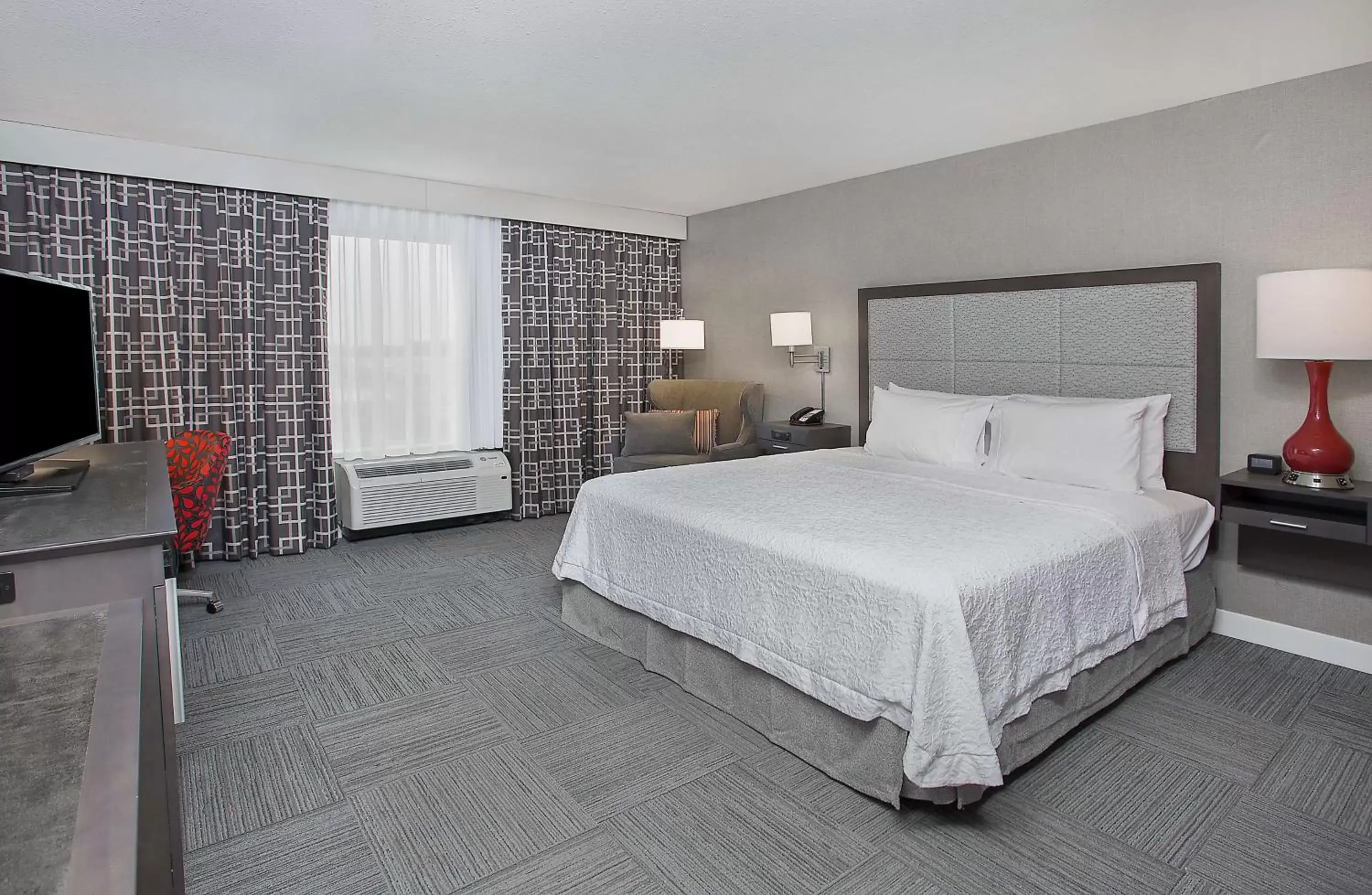 Bed in Hampton Inn Vincennes Bed in Hampton Inn Vincennes