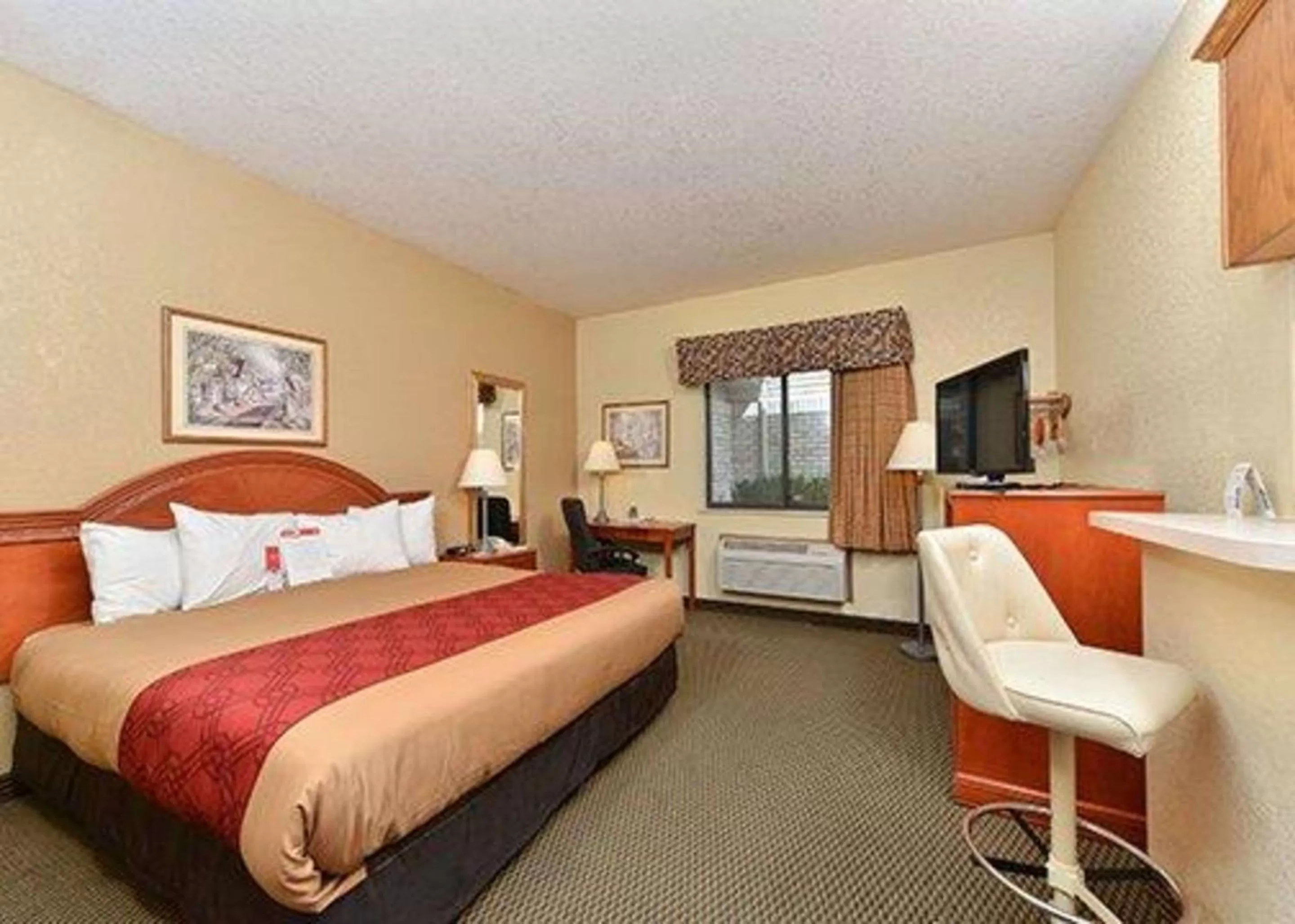 Photo of the whole room, Bed in Express Inn & suites