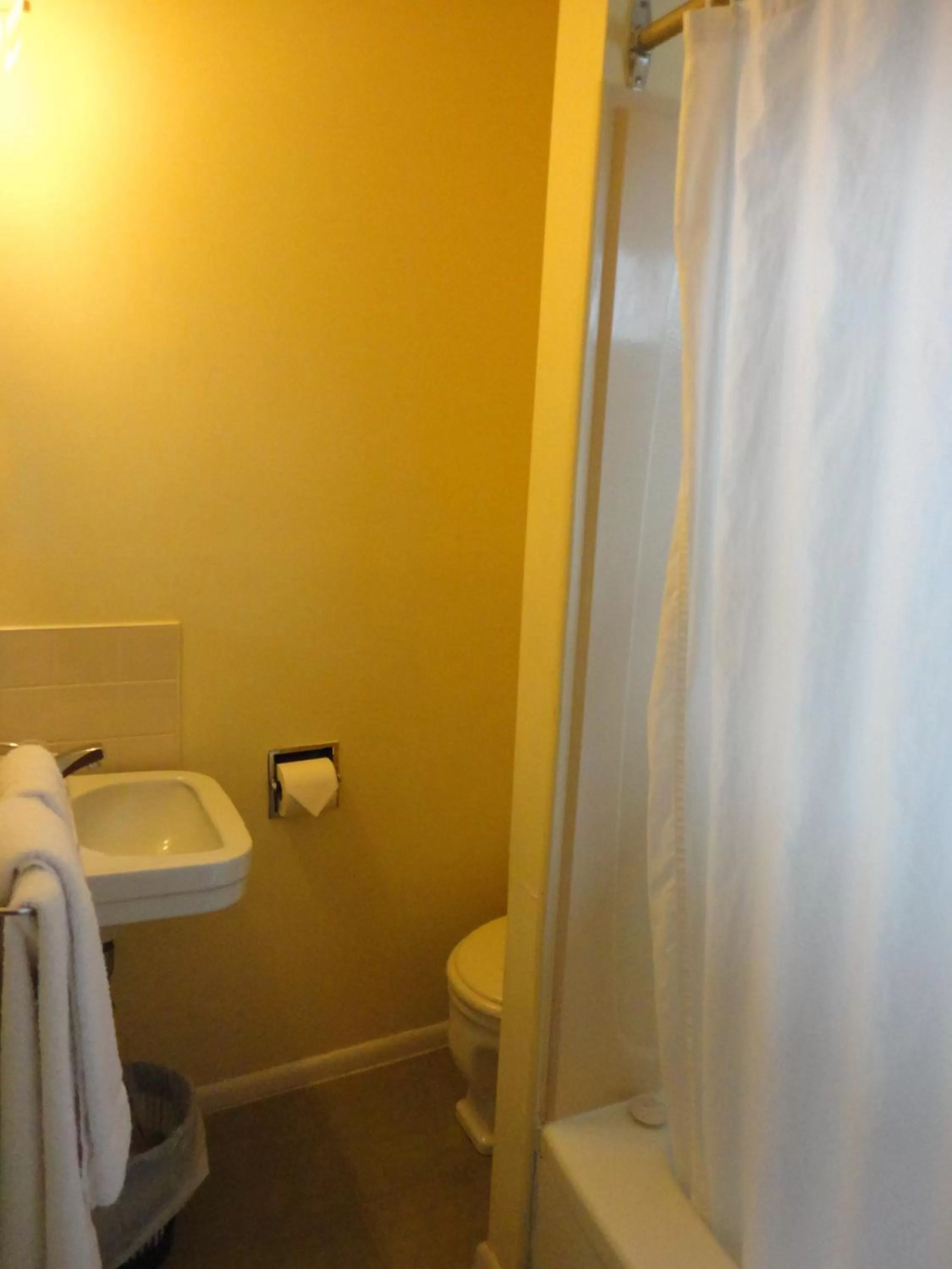 Bathroom in Hipwell's Motel