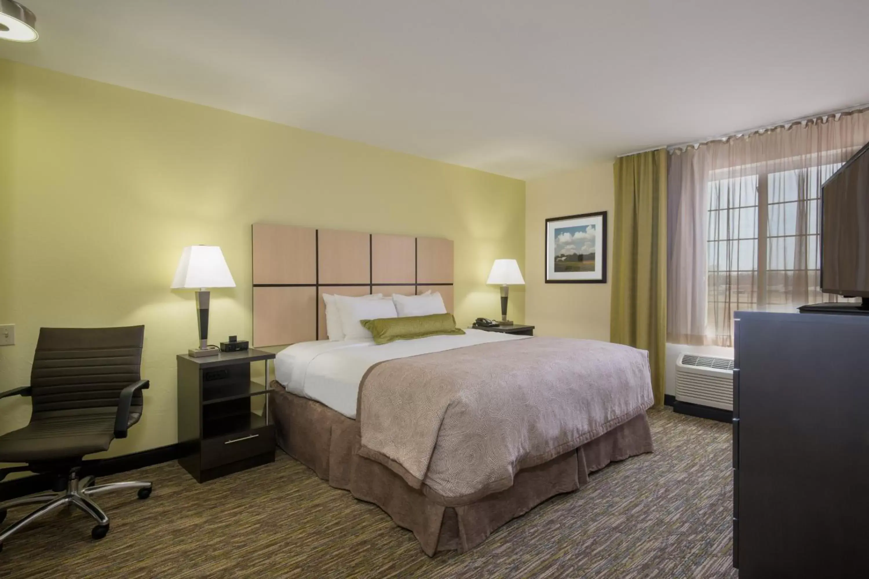 Photo of the whole room, Bed in Candlewood Suites Del City, an IHG Hotel