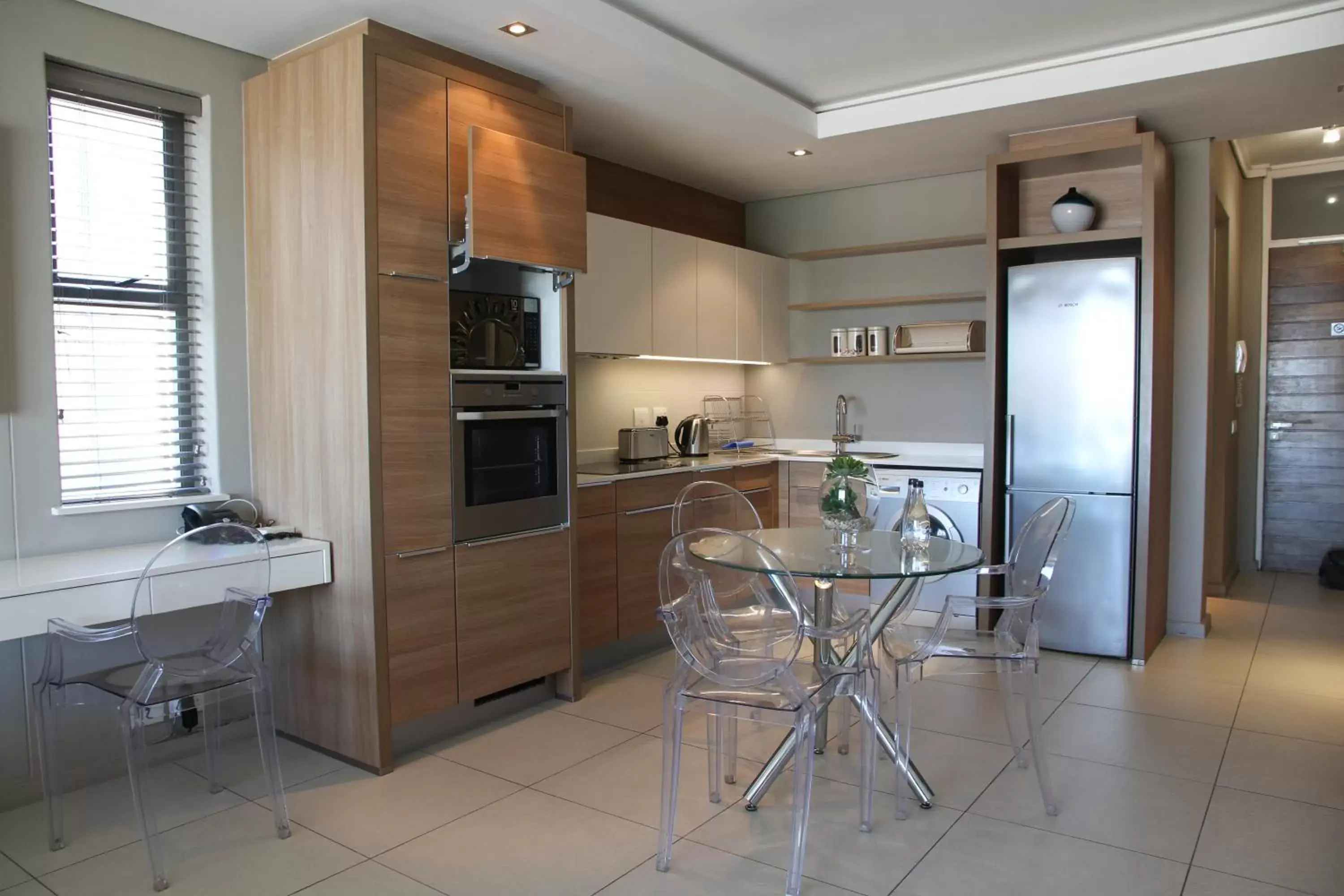 Kitchen or kitchenette, Dining Area in The Residences at Crystal Towers