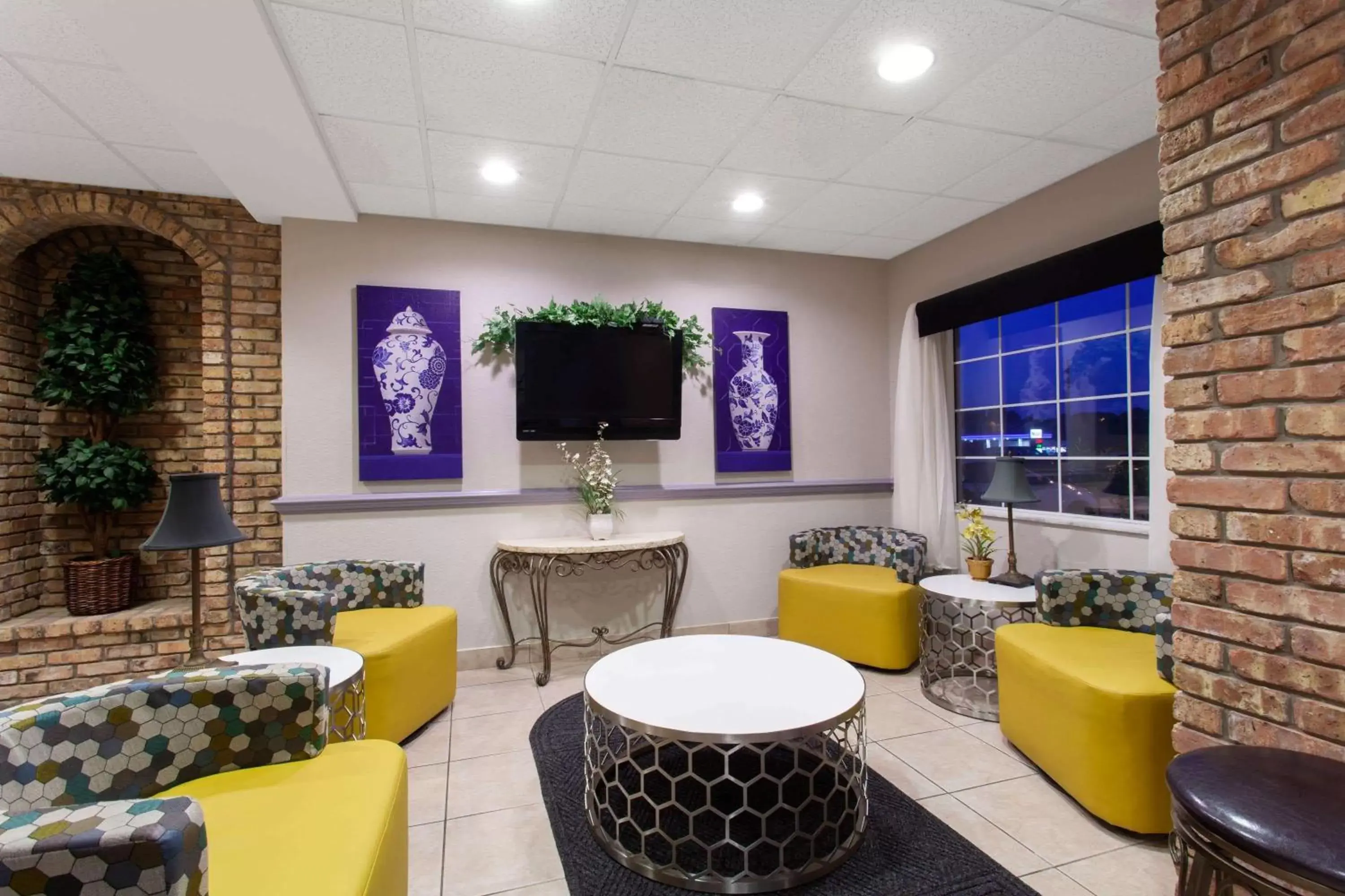 Lobby or reception, Lounge/Bar in Microtel Inn and Suites by Wyndham - Lady Lake/ The Villages