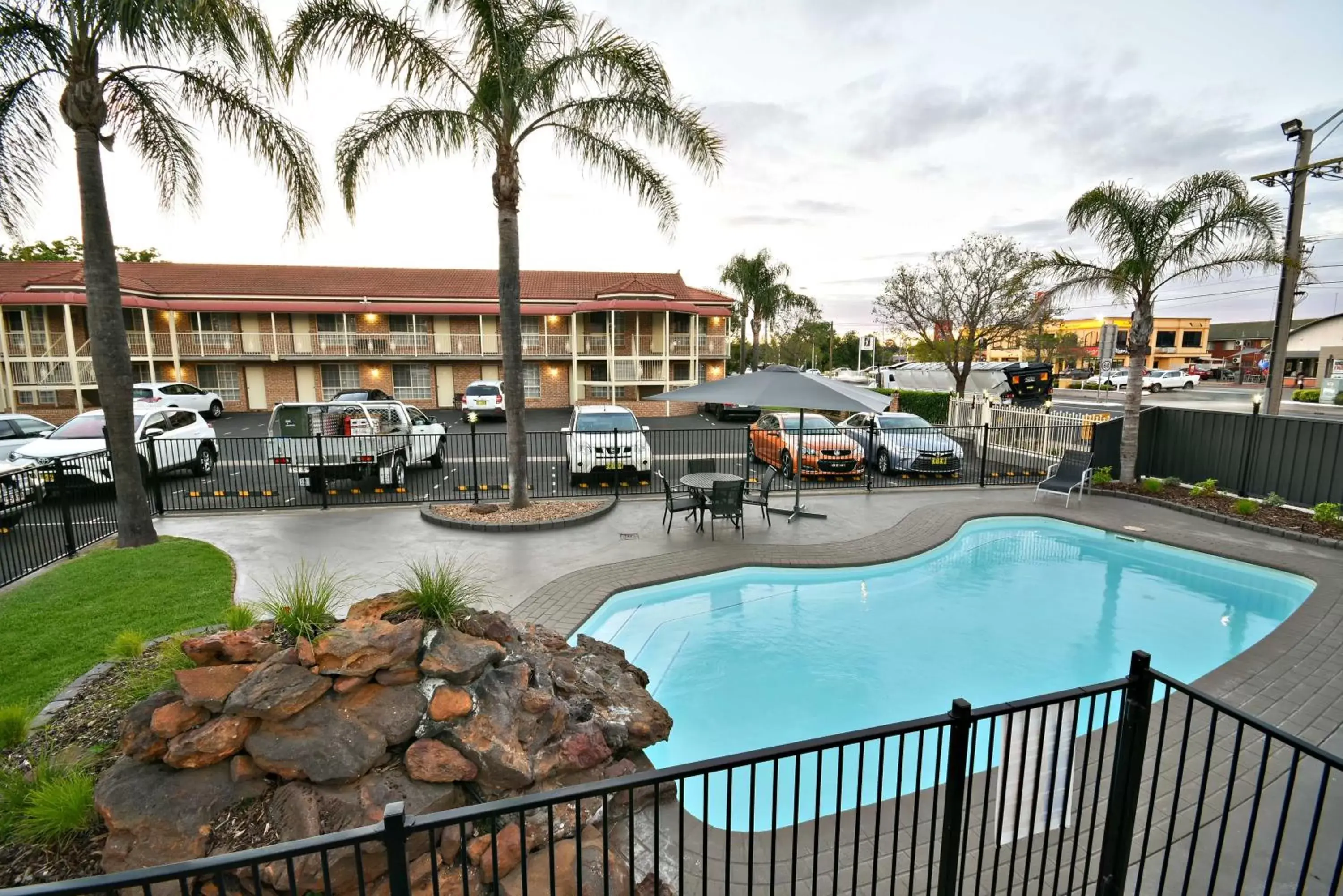 Garden, Pool View in The Aberdeen Motel