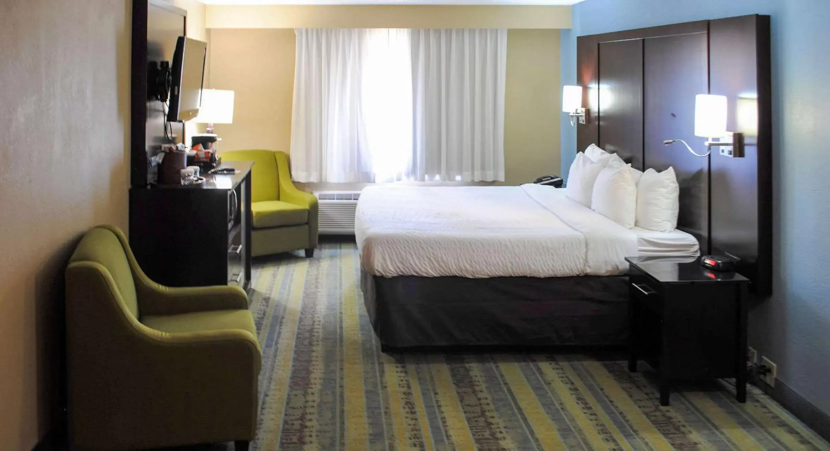 Photo of the whole room, Bed in Clarion Hotel Lexington