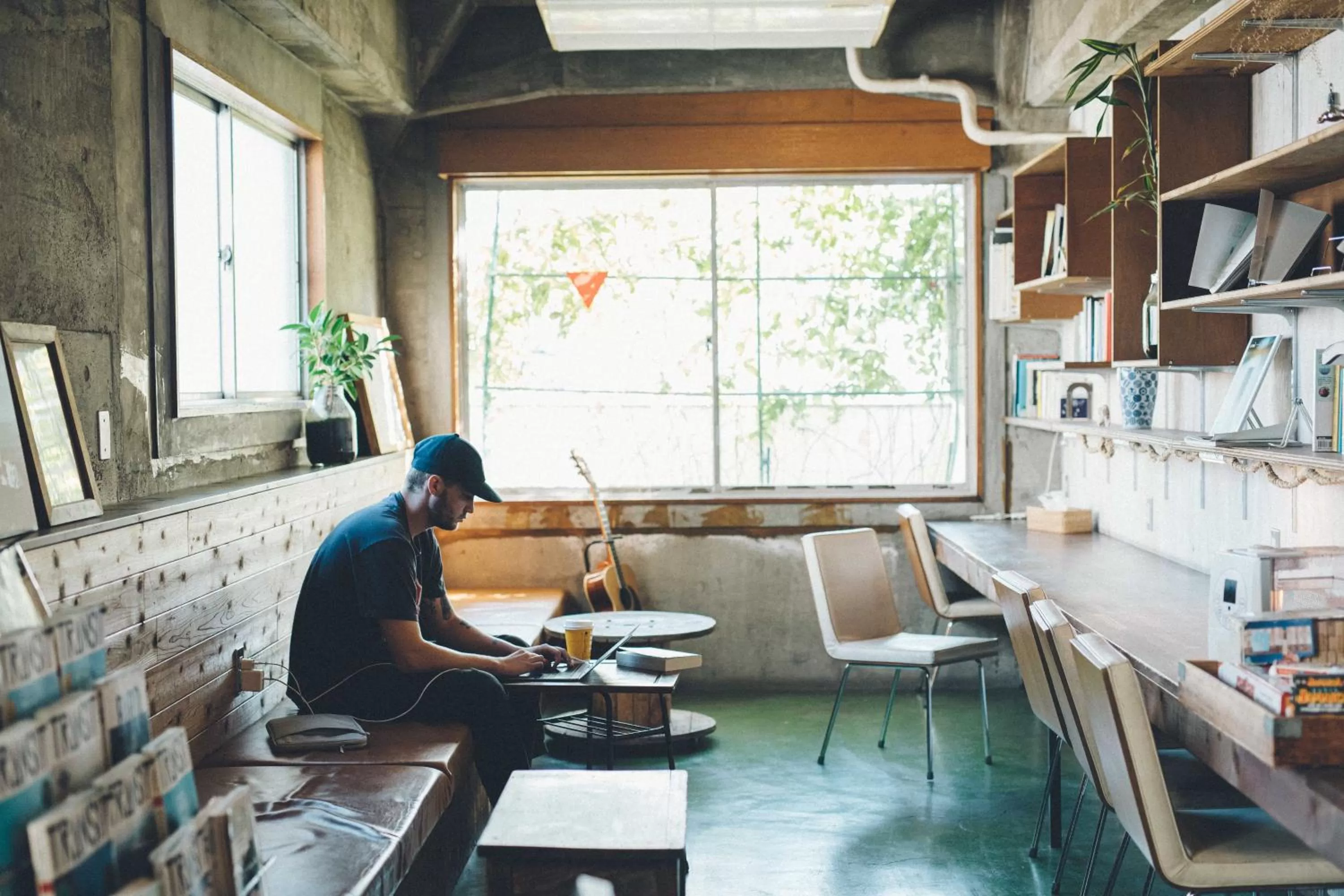 Library in Nui. HOSTEL & BAR LOUNGE