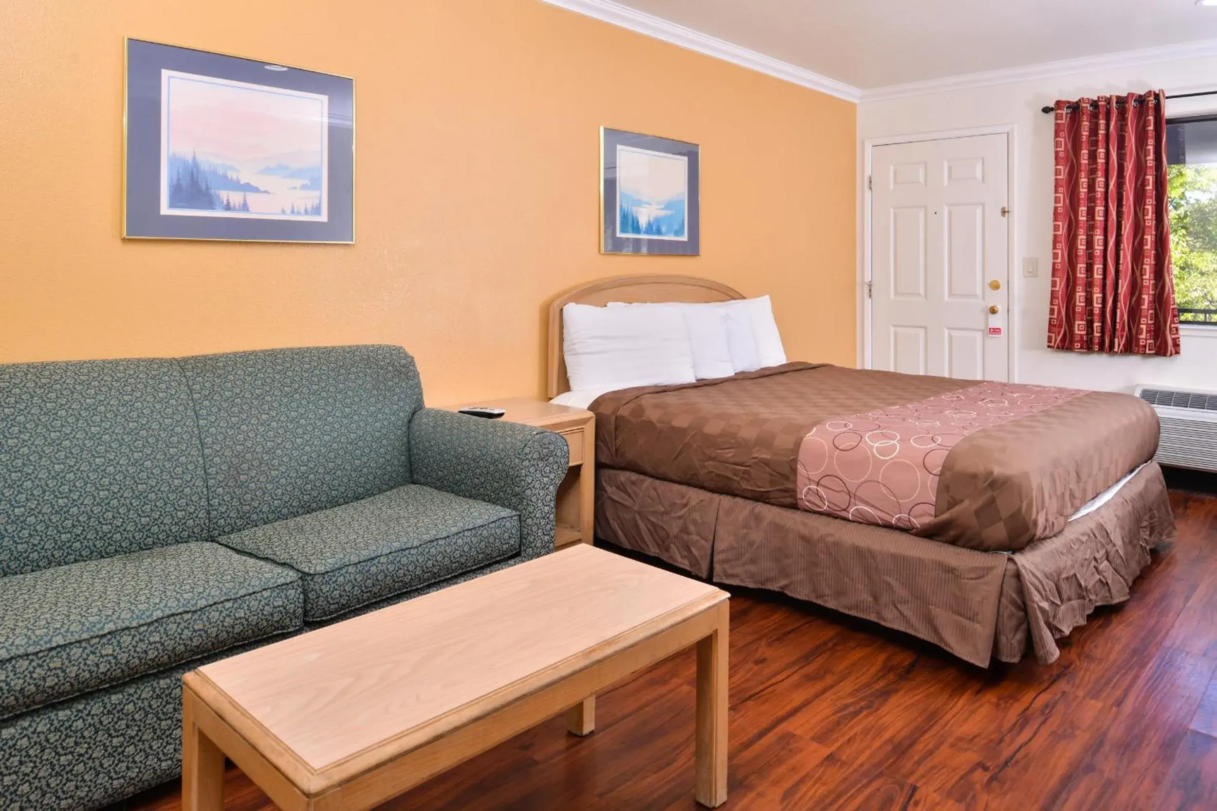 Bedroom, Bed in Americas Best Value Inn & Suites Clearlake Wine Country