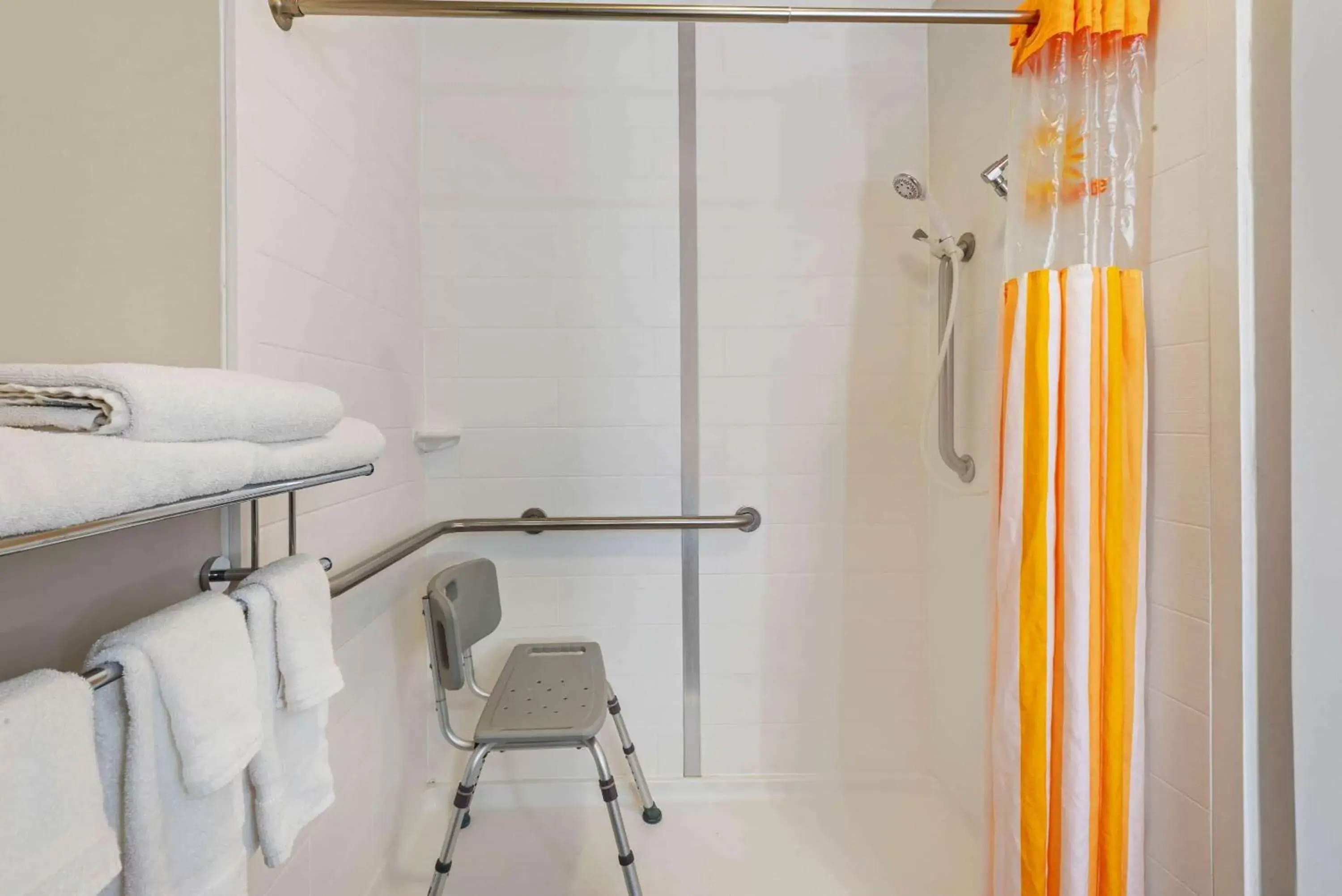 Shower, Bathroom in La Quinta by Wyndham Jamestown
