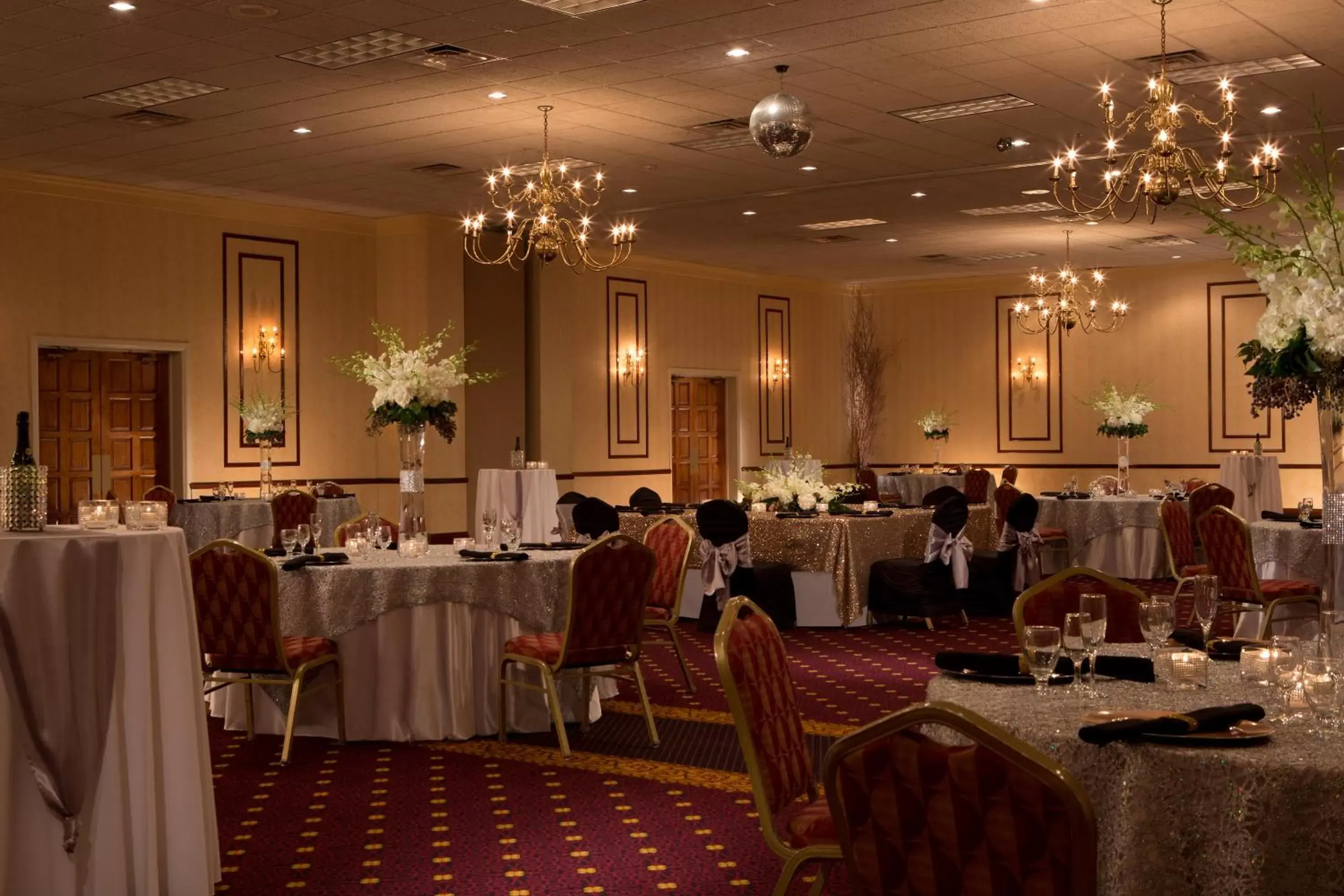 Banquet/Function facilities, Restaurant/Places to Eat in M Hotel Buffalo