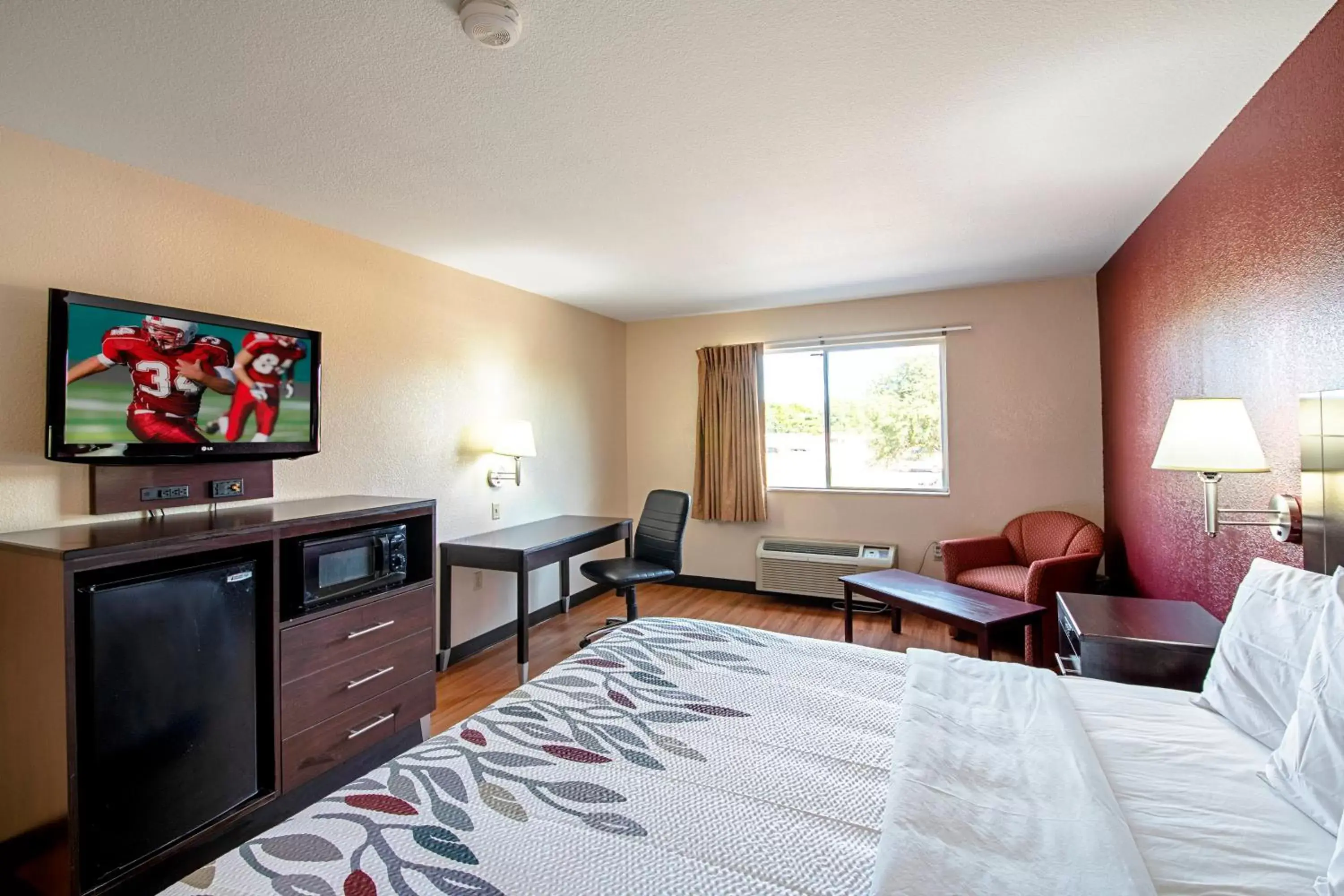 Bedroom, TV/Entertainment Center in Red Roof Inn San Marcos