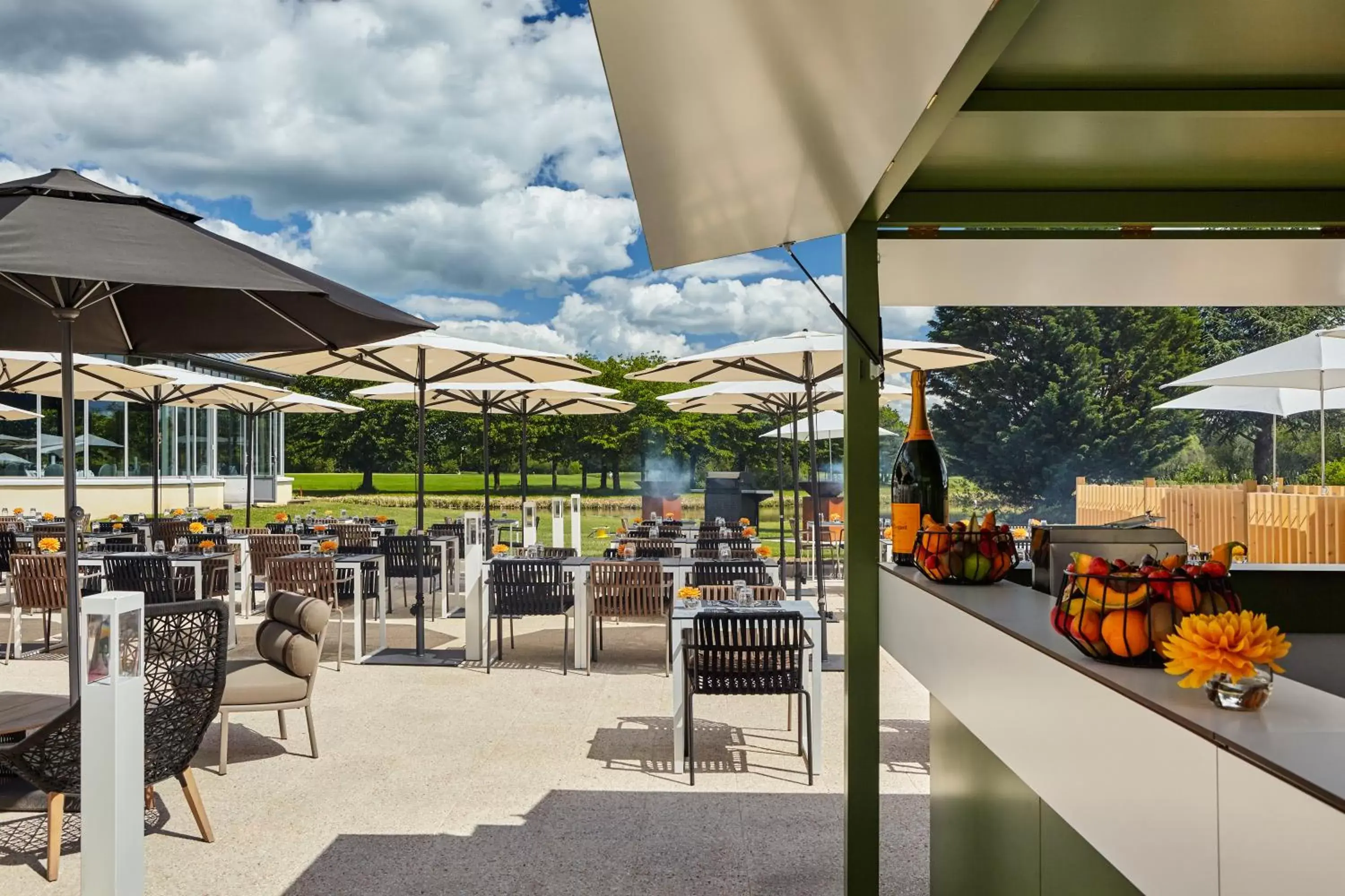 Patio, Restaurant/Places to Eat in Mercure Chantilly Resort & Conventions