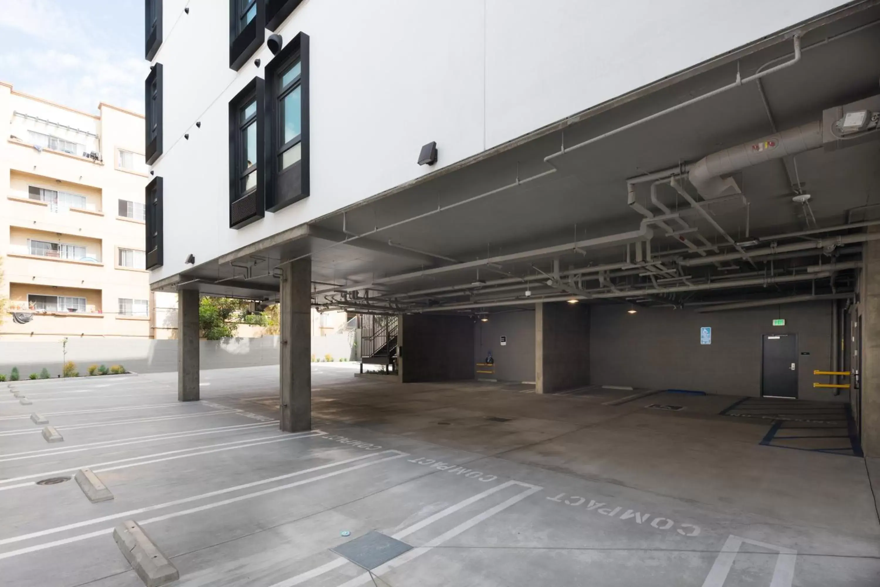 Parking, Property Building in The Metric - Los Angeles Downtown