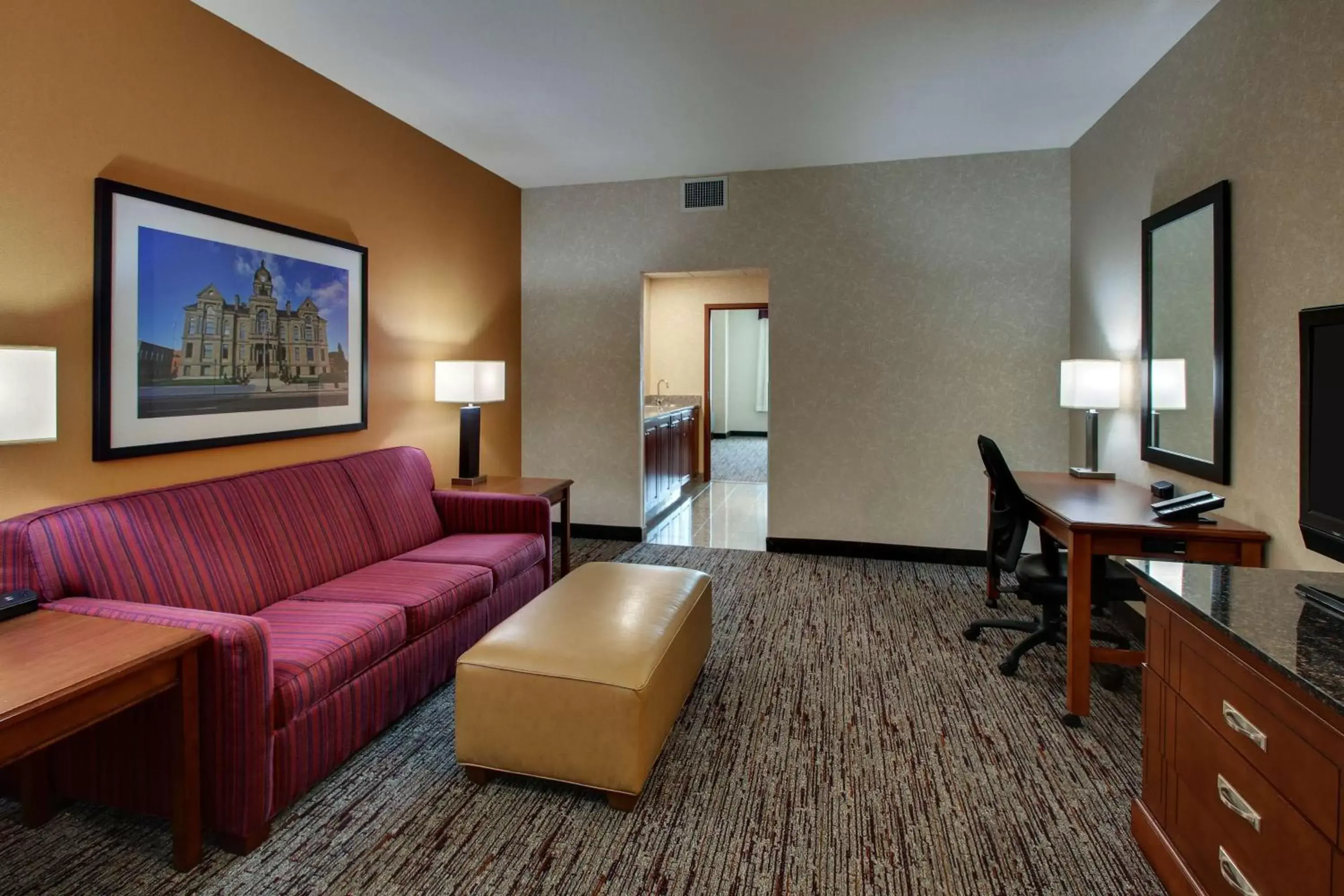 Photo of the whole room, Seating Area in Drury Inn & Suites Findlay