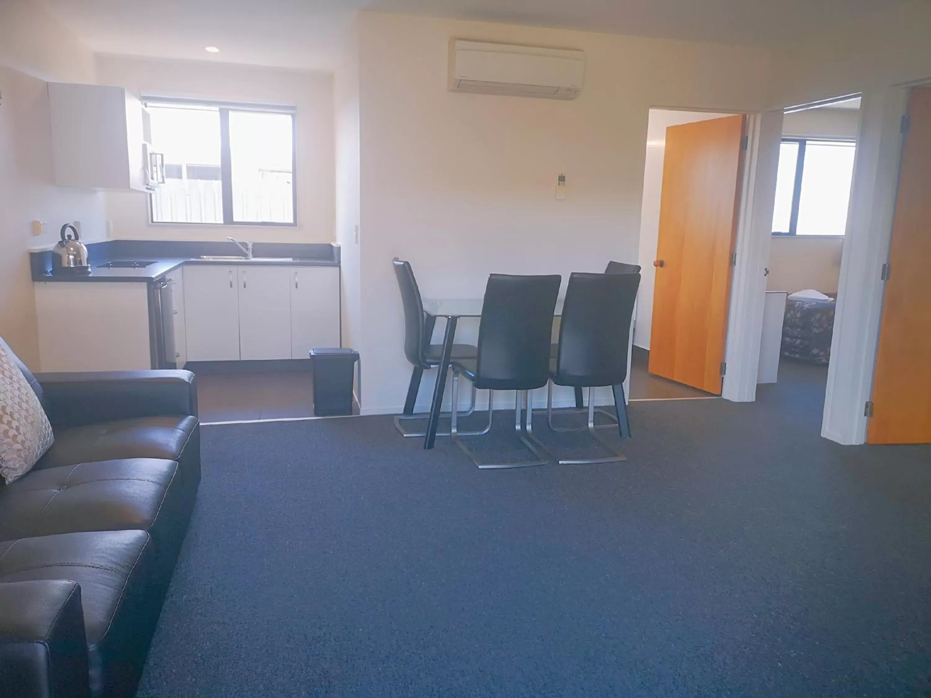 Living room, Seating Area in Aston Court Motel