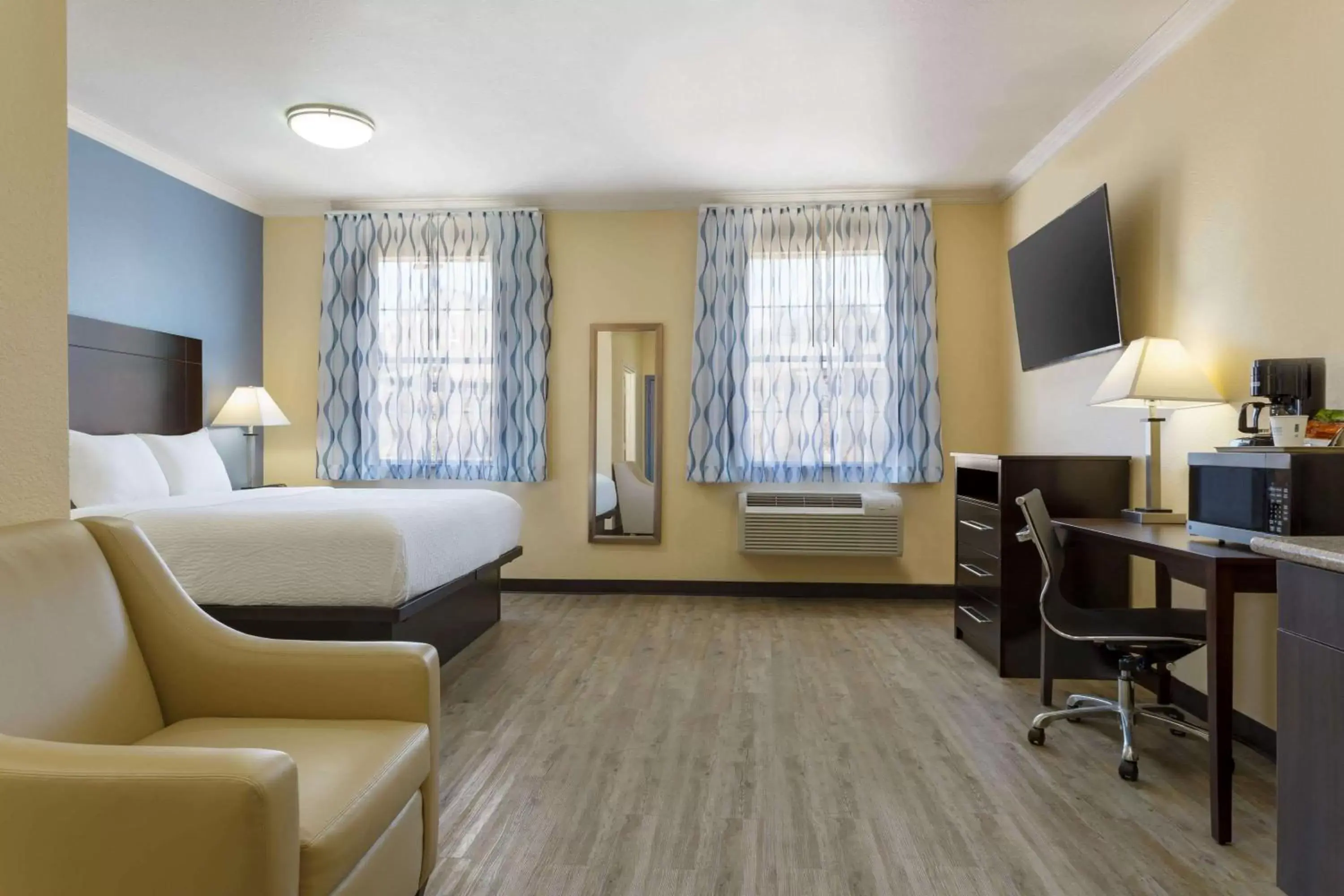 Photo of the whole room, Seating Area in Days Inn & Suites by Wyndham DFW Airport South-Euless