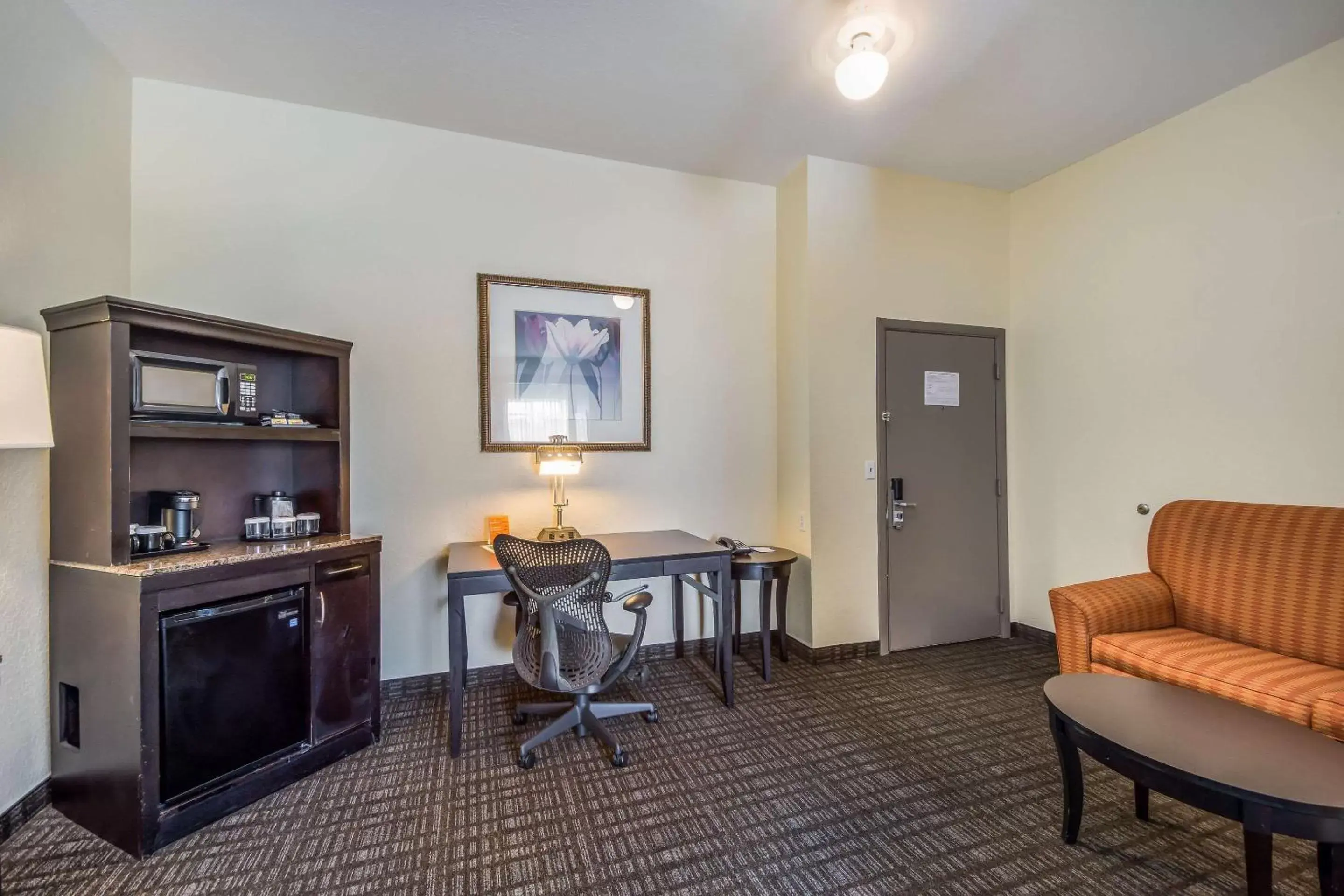 Photo of the whole room, Seating Area in Clarion Inn & Suites Central Clearwater Beach