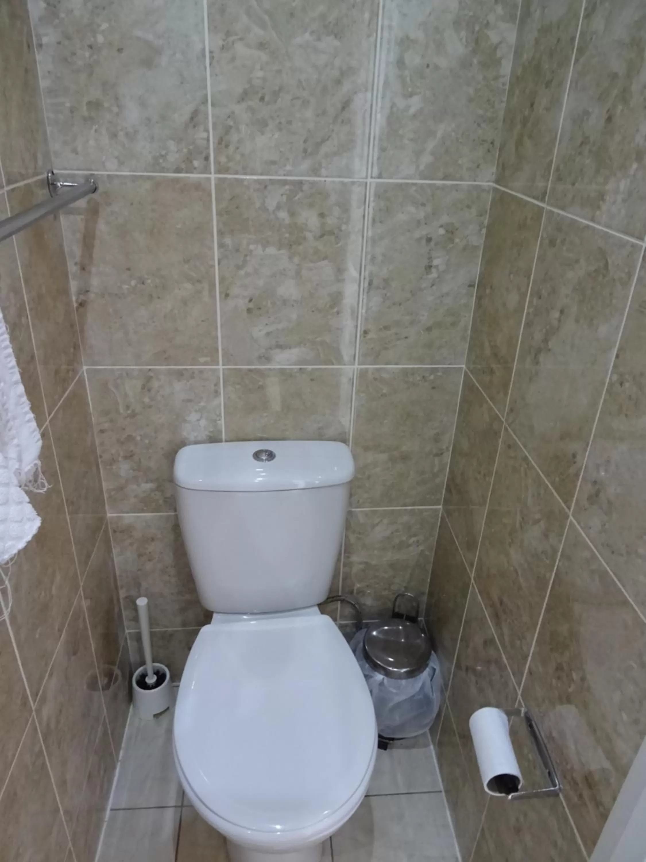 Toilet in The Gatwick White House Hotel