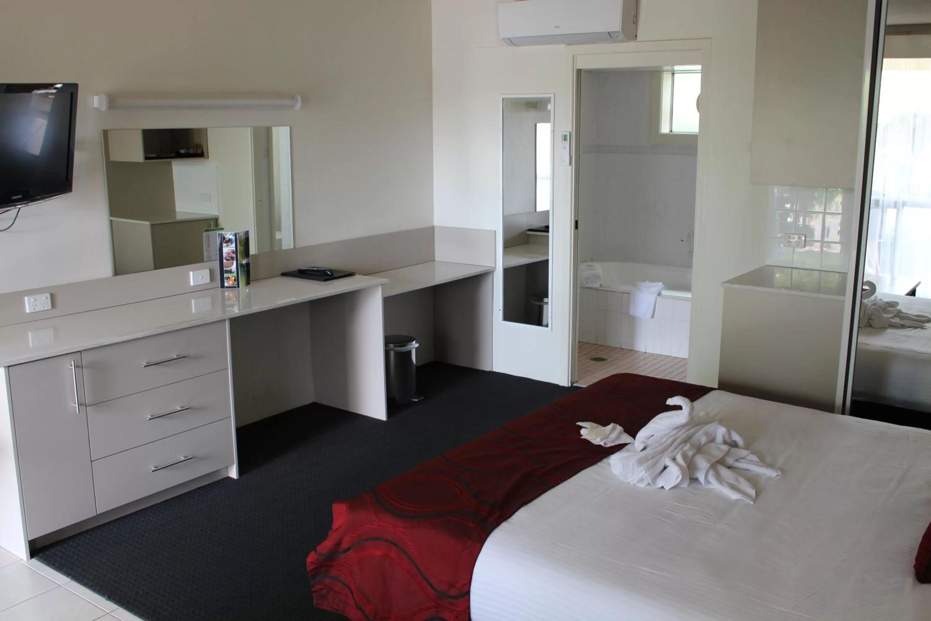 Bedroom, Bed in Golden West Motor Inn