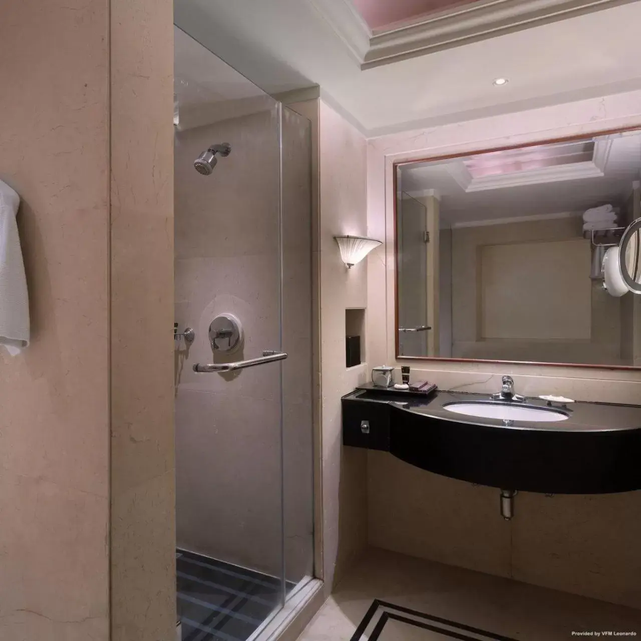 Bathroom in Hotel Banz - Near Delhi International Airport