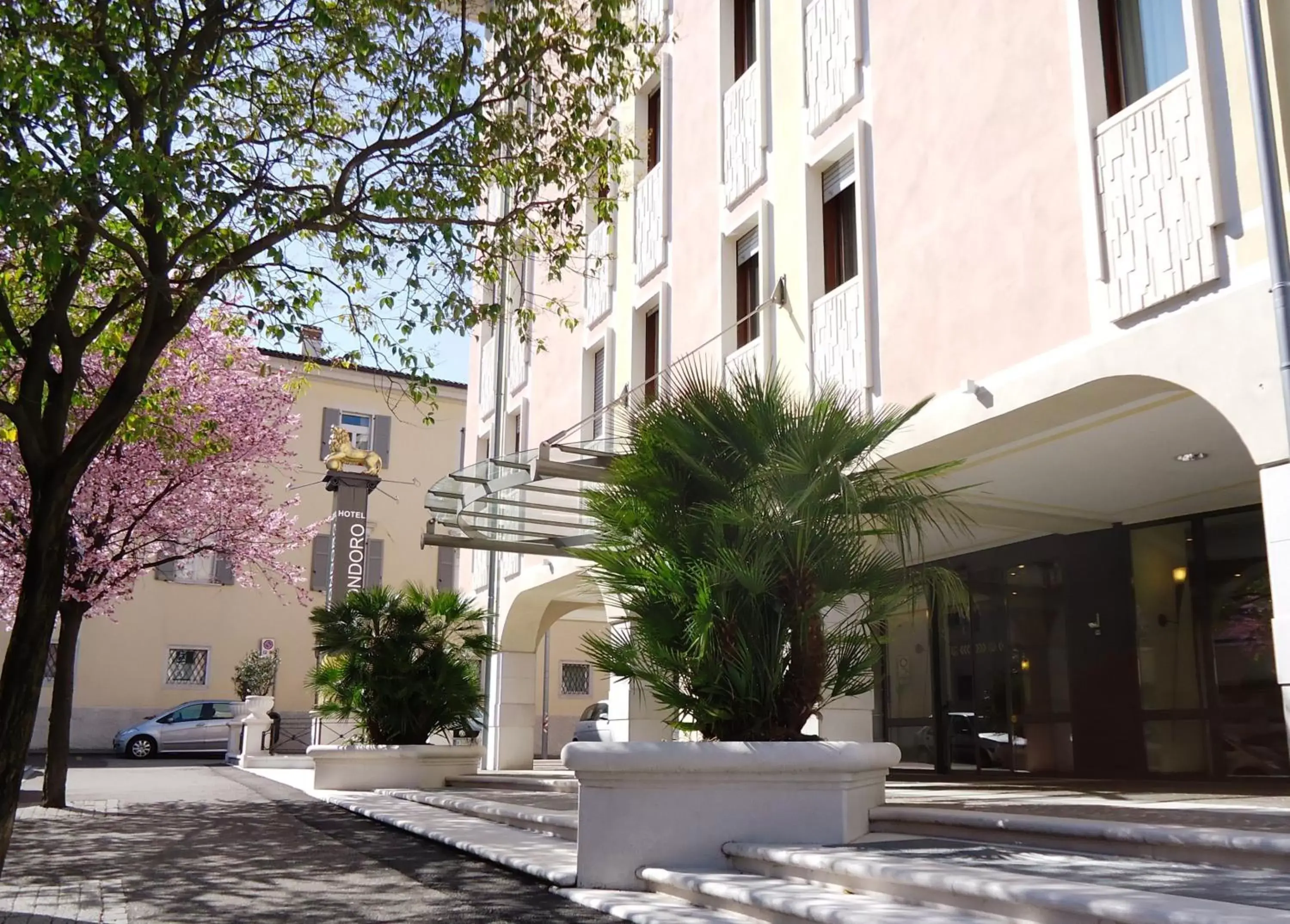 Facade/entrance, Property Building in Hotel Leon d'Oro