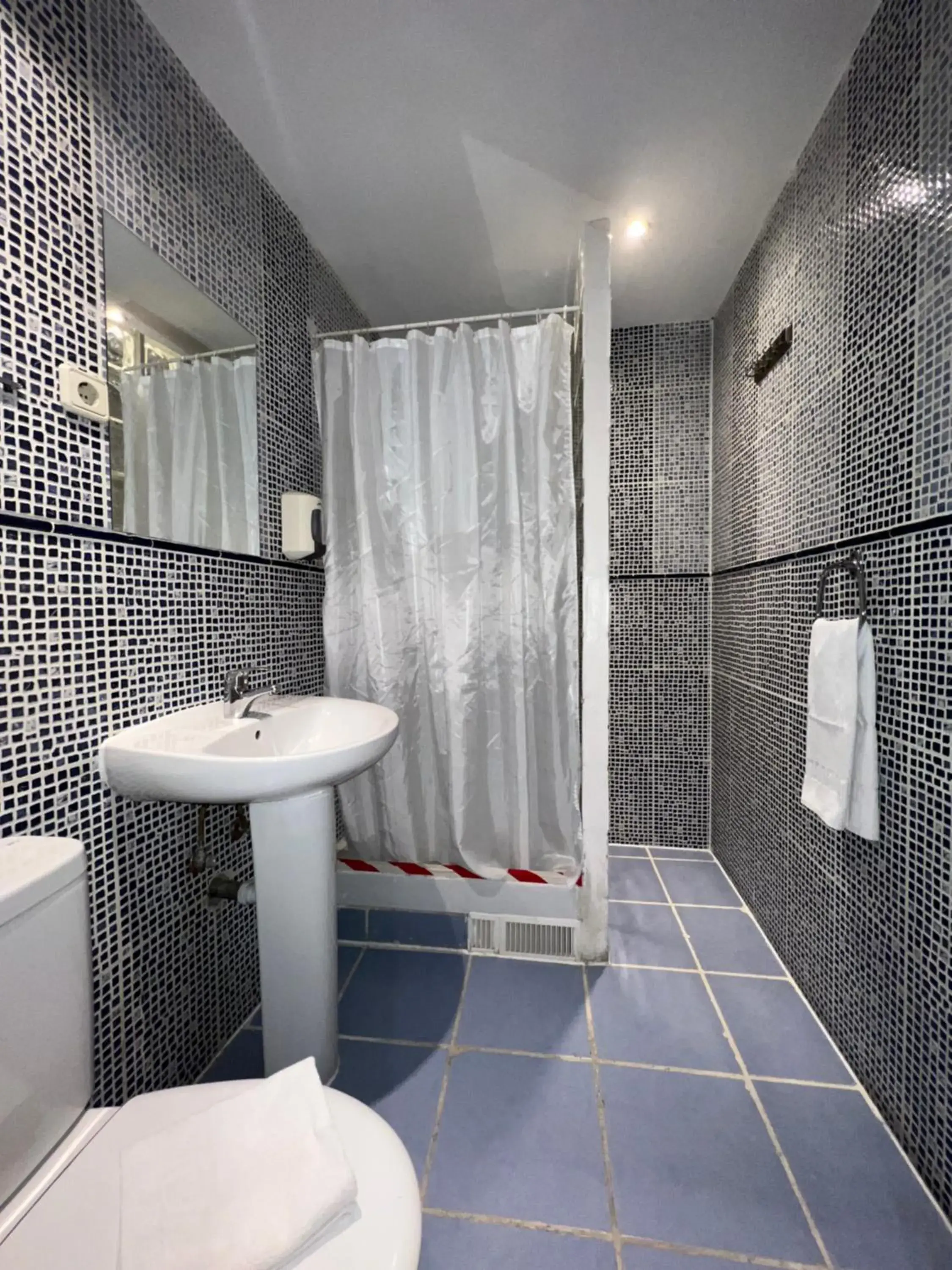 Shower, Bathroom in Hostal La Casa de La Plaza