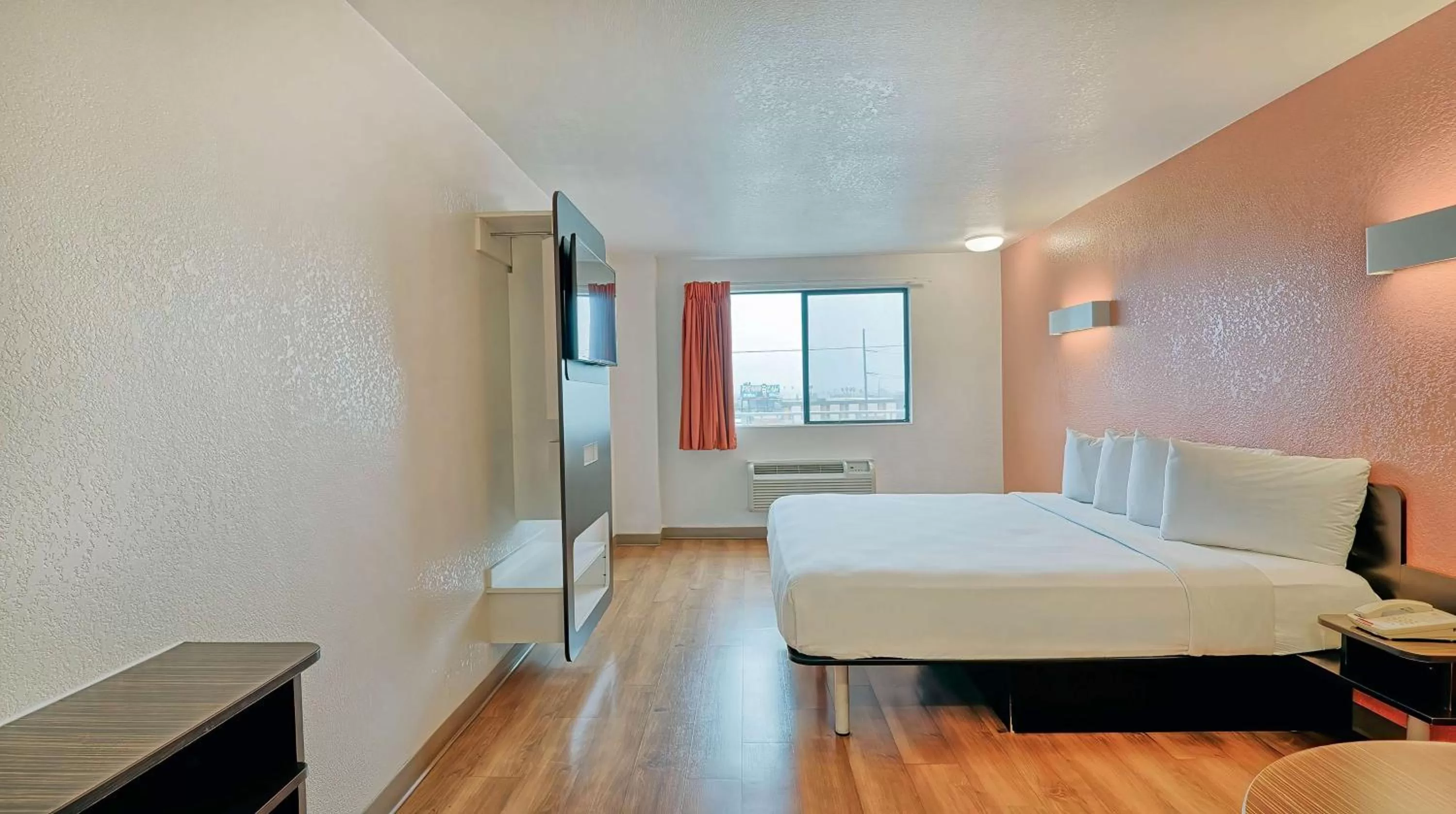 Bedroom, Bed in Motel 6-Los Angeles, CA - Los Angeles - LAX