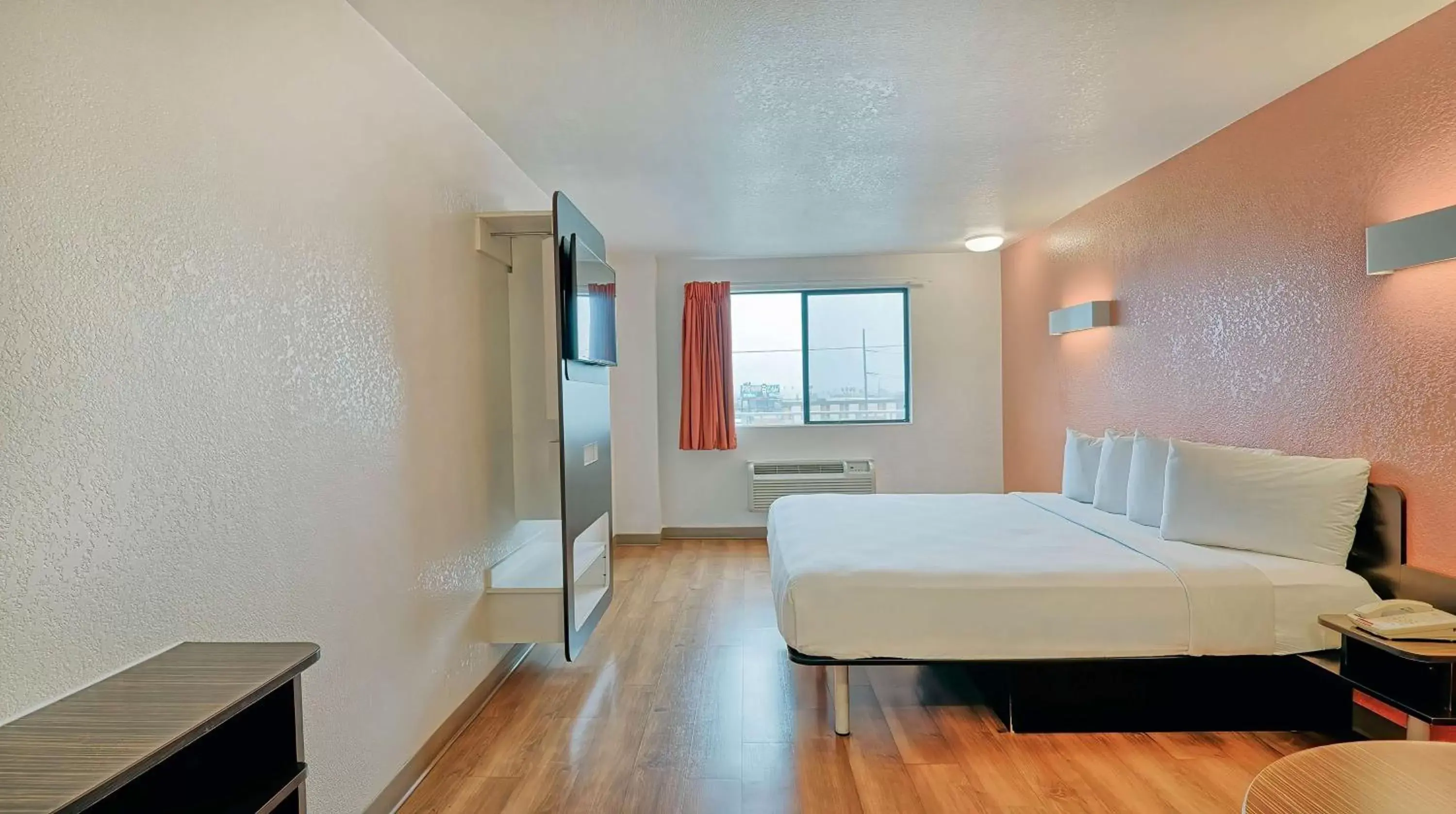 Bedroom in Motel 6-Los Angeles, CA - Los Angeles - LAX